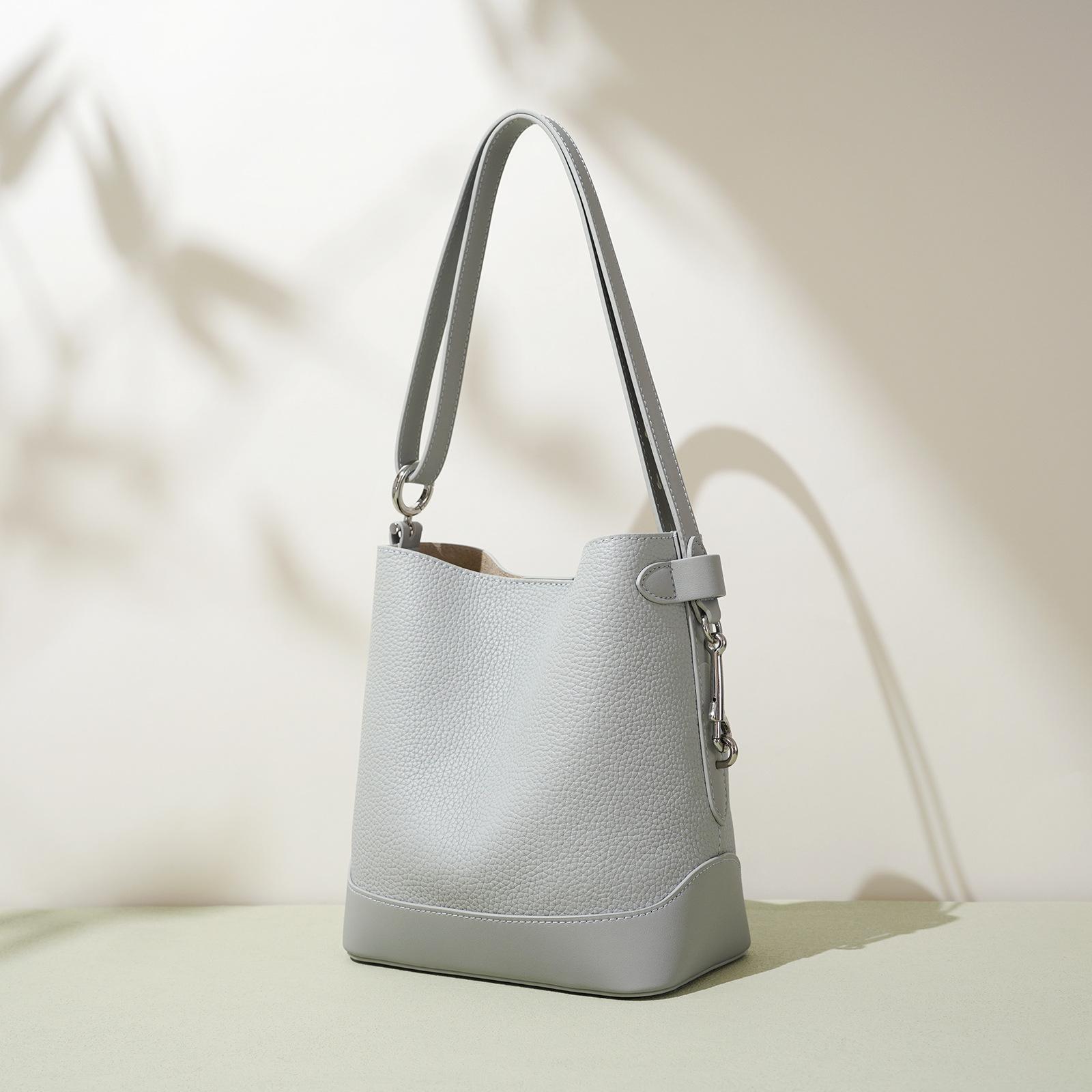 Leather shoulder bag 2025 messenger bag women s large-capacity niche fashion high-end lychee pattern new simple bucket bag
Leather shoulder bag 2025 messenger bag women s large-capacity niche fashion high-end lychee pattern new simple bucket bag