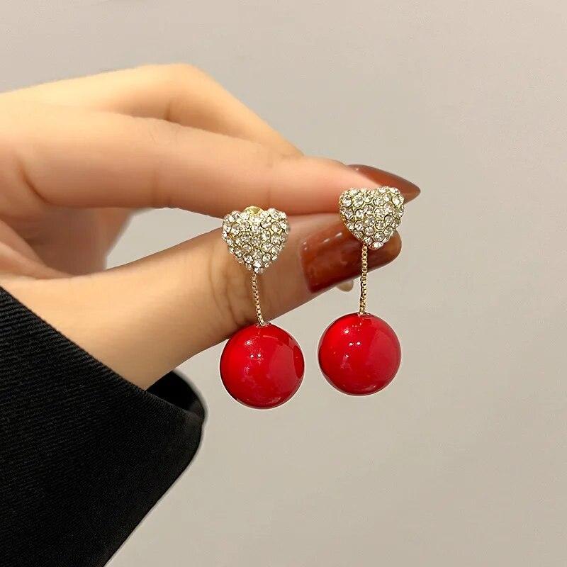 Изысканные серьги-капли со стразами и жемчугом в форме сердца, корейские модные висячие серьги для женщин, винтажные ювелирные изделия, вечерние, свадебные подарки
Изысканные серьги-капли со стразами и жемчугом в форме сердца, корейские модные висячие серьги для женщин, винтажные ювелирные изделия, вечерние, свадебные подарки