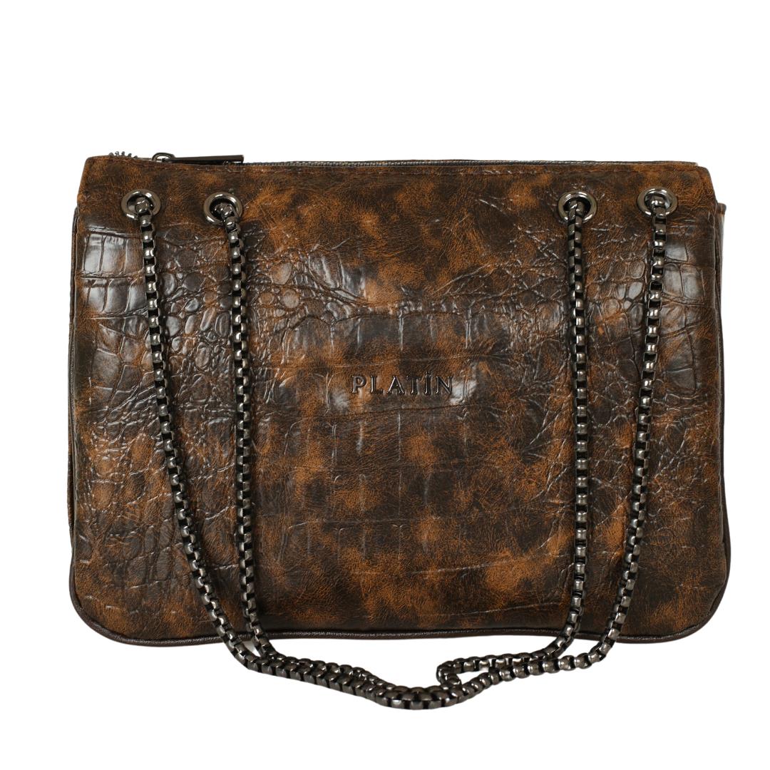 Женская повседневная модель со стильной сумкой
Женская повседневная модель со стильной сумкой