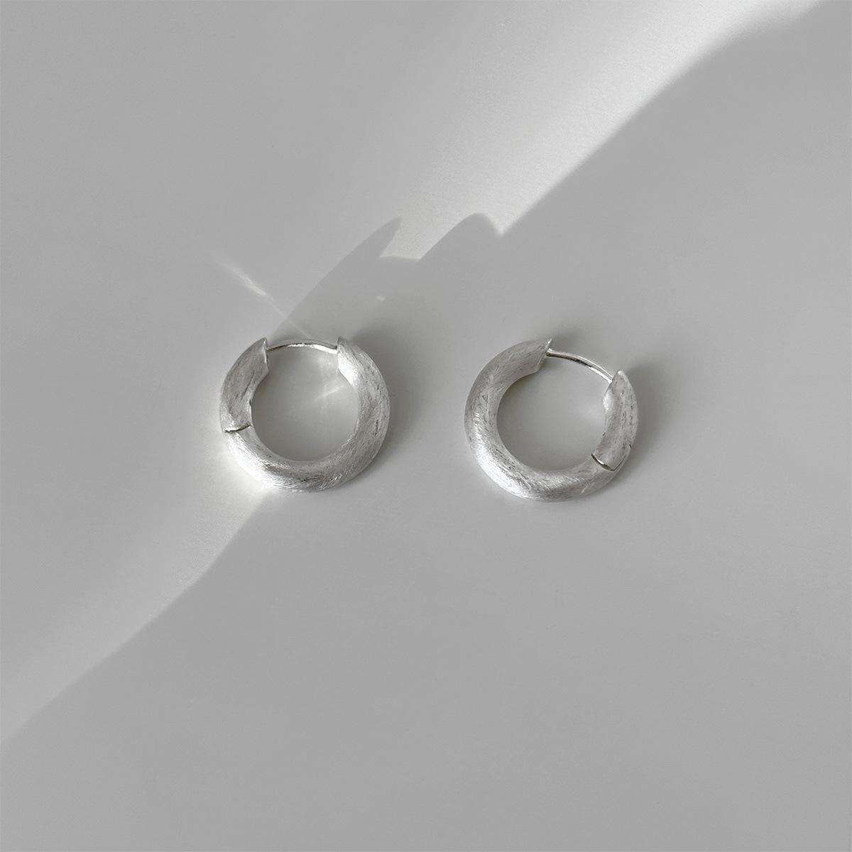 Корейские ретро матовые простые кольца серьги женские простые и изысканные высококачественные серебряные игольчатые серьги с пряжкой универсальные украшения новые 925 silver needle
Корейские ретро матовые простые кольца серьги женские простые и изысканные высококачественные серебряные игольчатые серьги с пряжкой универсальные украшения новые 925 silver needle