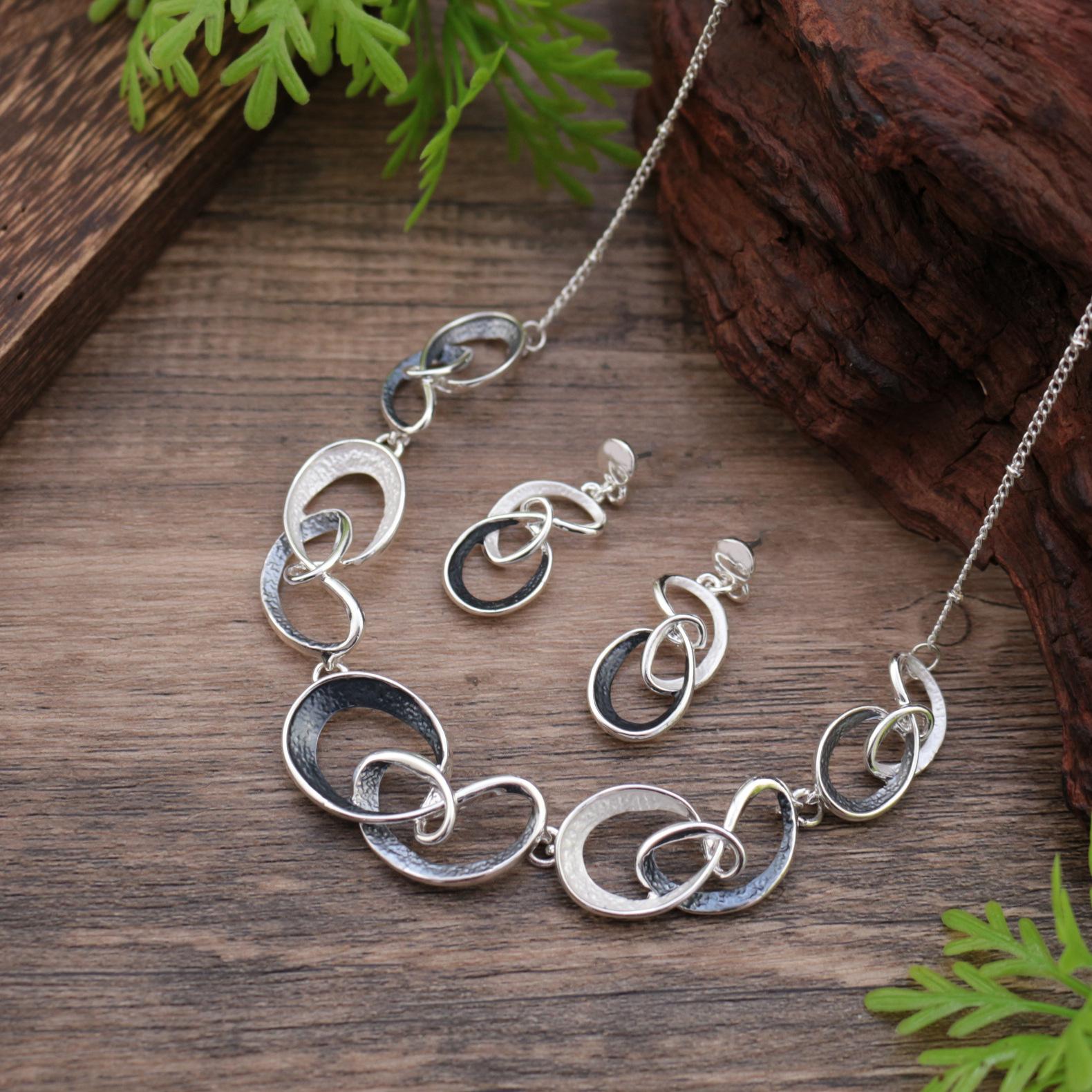 Новый цветной масляный полый геометрический набор сережек-гвоздиков и ожерелья, женская мода, высокое чувство, необычное ожерелье
Новый цветной масляный полый геометрический набор сережек-гвоздиков и ожерелья, женская мода, высокое чувство, необычное ожерелье