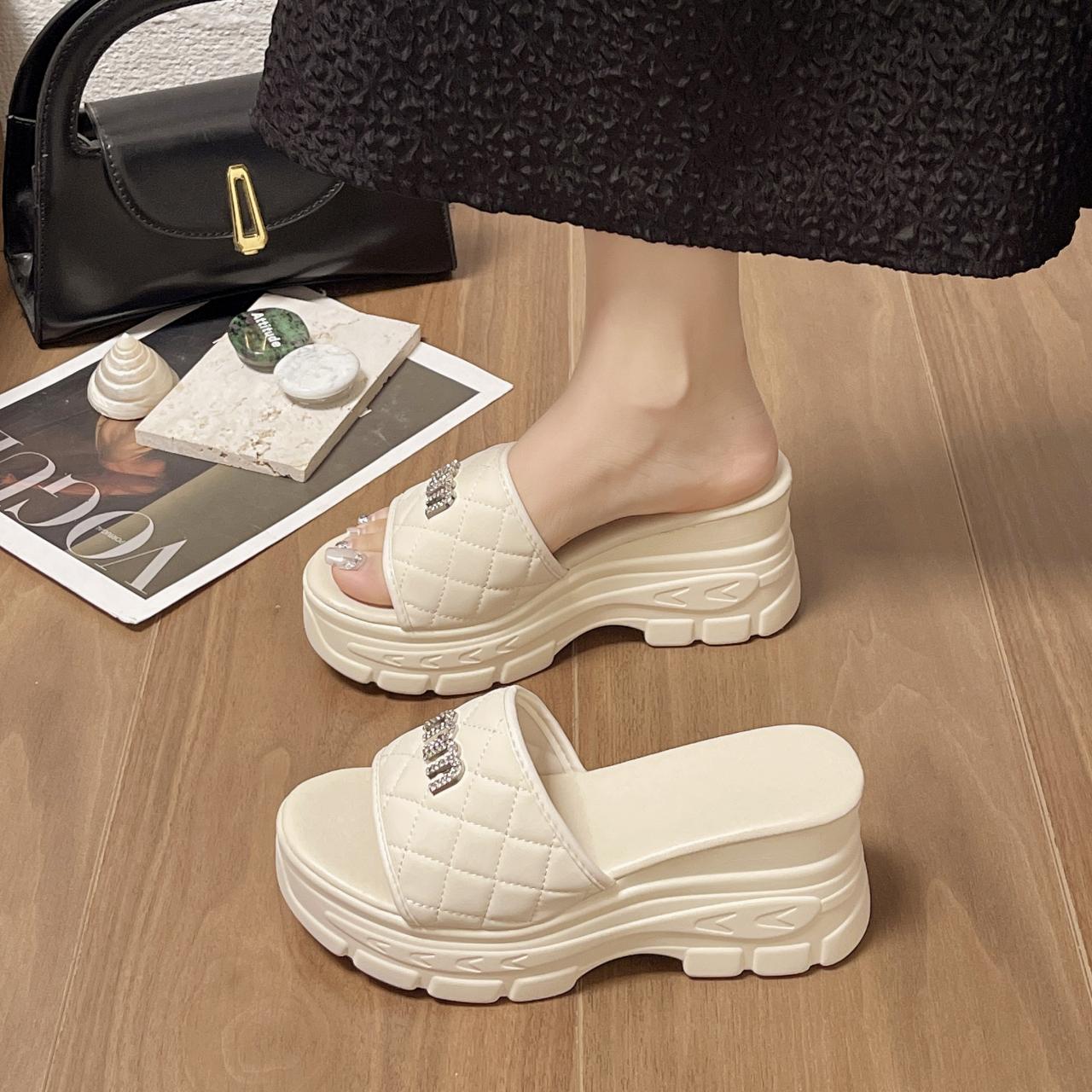 2025 Женские тапочки Летние женские шлепанцы с открытым носком Уличные пляжные сандалии Удобные тапочки на платформе Слайды Женские 35 бежевый
2025 Женские тапочки Летние женские шлепанцы с открытым носком Уличные пляжные сандалии Удобные тапочки на платформе Слайды Женские 35 бежевый