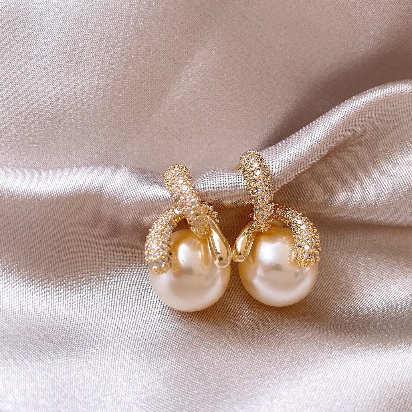 Gold wound zircon pearl earrings women s niche unique stud earrings new popular temperament earrings high sense
Gold wound zircon pearl earrings women s niche unique stud earrings new popular temperament earrings high sense