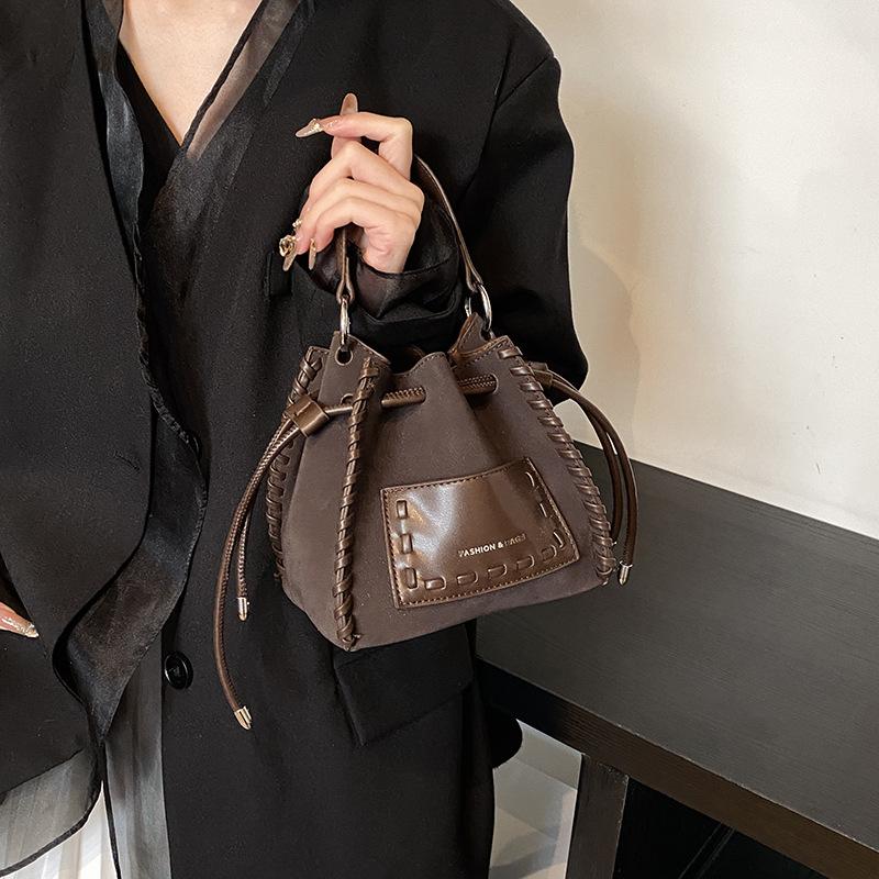 High-end niche bag women s autumn and winter 2025 new retro fashion messenger bag woven portable mini bucket bag темно-коричневого
High-end niche bag women s autumn and winter 2025 new retro fashion messenger bag woven portable mini bucket bag темно-коричневого
