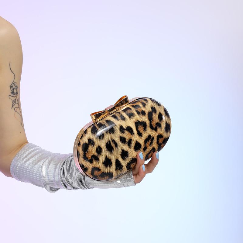 Europe and the United States popular retro leopard print handbag 2025 new summer this year fashion chain shoulder bag temperament women s bag белый
Europe and the United States popular retro leopard print handbag 2025 new summer this year fashion chain shoulder bag temperament women s bag белый