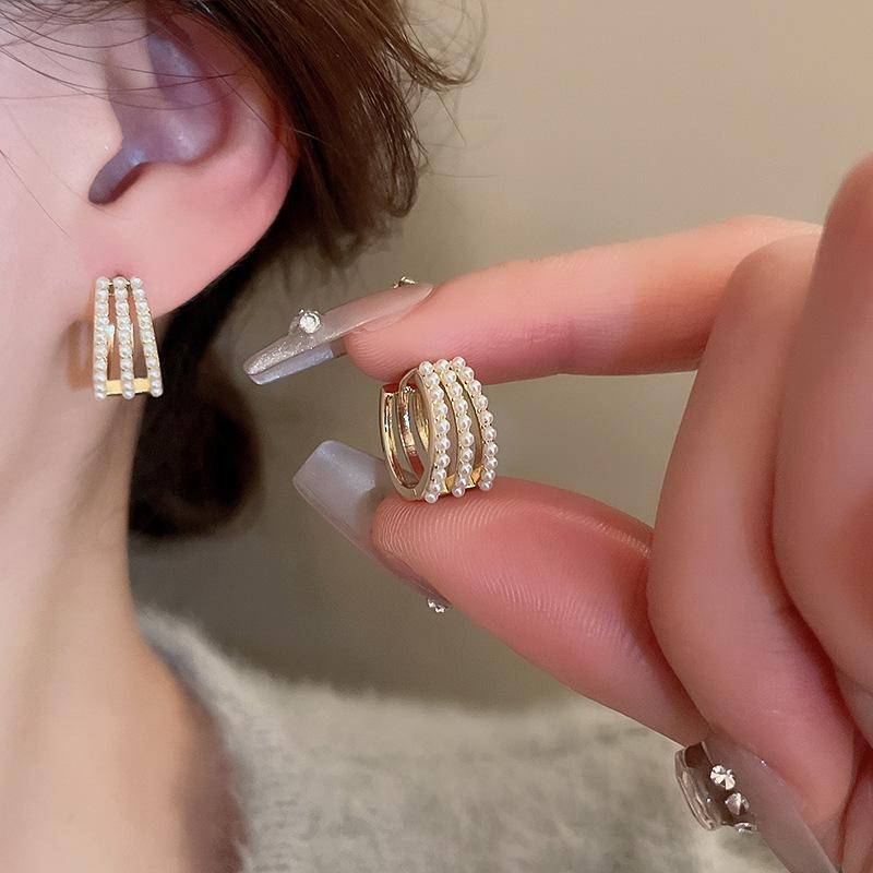 Новые корейские трехслойные металлические серьги-кольца с искусственным жемчугом и геометрическим узором для женщин, модные серьги, ювелирные аксессуары
Новые корейские трехслойные металлические серьги-кольца с искусственным жемчугом и геометрическим узором для женщин, модные серьги, ювелирные аксессуары