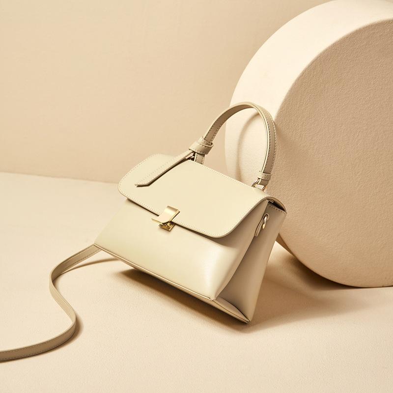 Women s bags New leather handbags Women s autumn and winter fashion commuter women s bags Crossbody bags Length 25.5cm, width 10cm, height 17cm
Women s bags New leather handbags Women s autumn and winter fashion commuter women s bags Crossbody bags Length 25.5cm, width 10cm, height 17cm