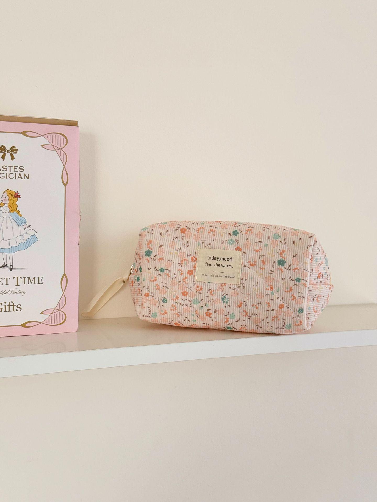 Весенняя цветочная вельветовая косметичка - Универсальное дорожное хранилище
Весенняя цветочная вельветовая косметичка - Универсальное дорожное хранилище