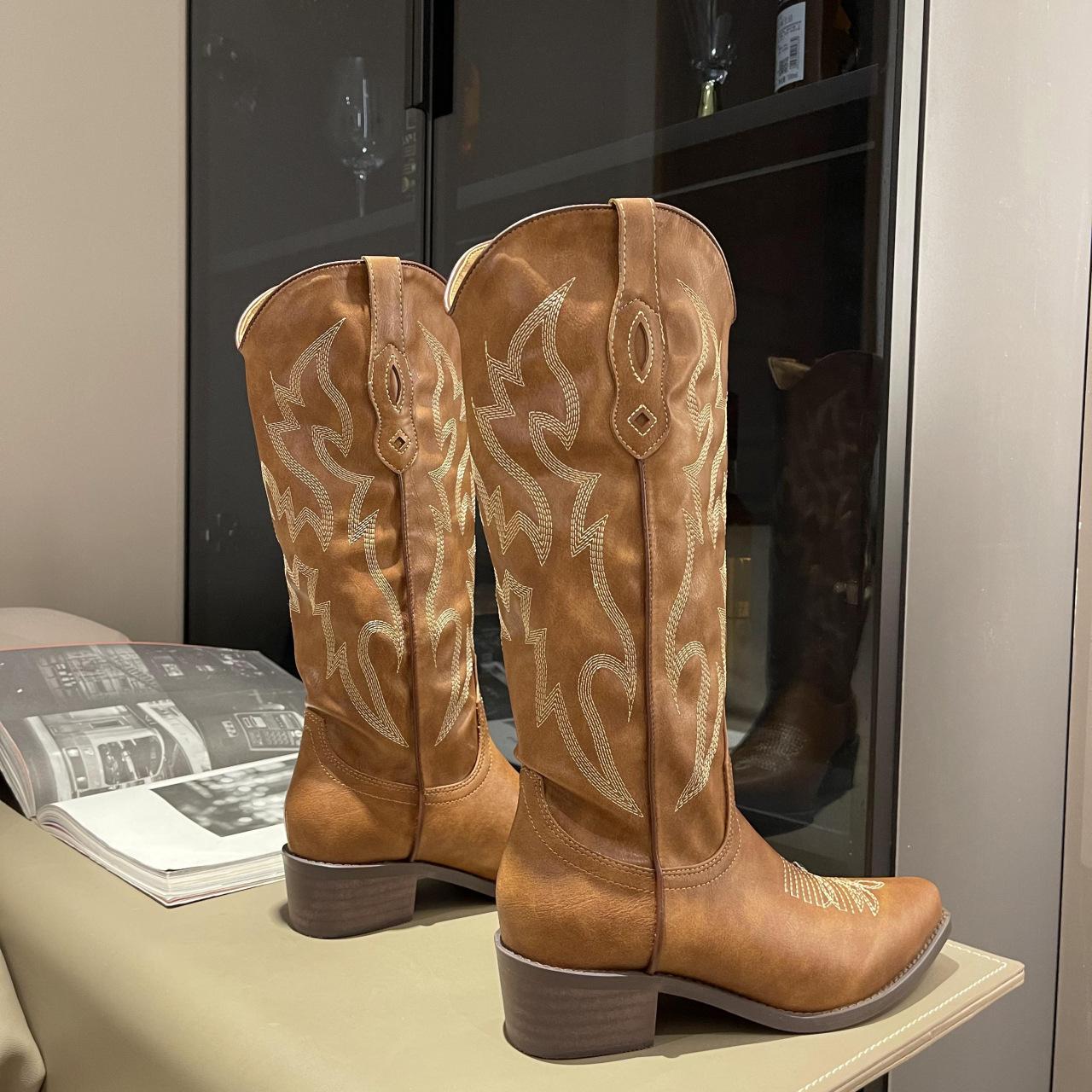 Новые модные сапоги Мартина в европейском и американском стиле с вышитым рукавом ретро остроконечные толстые каблуки средней длины джинсовые сапоги для женщин
Новые модные сапоги Мартина в европейском и американском стиле с вышитым рукавом ретро остроконечные толстые каблуки средней длины джинсовые сапоги для женщин