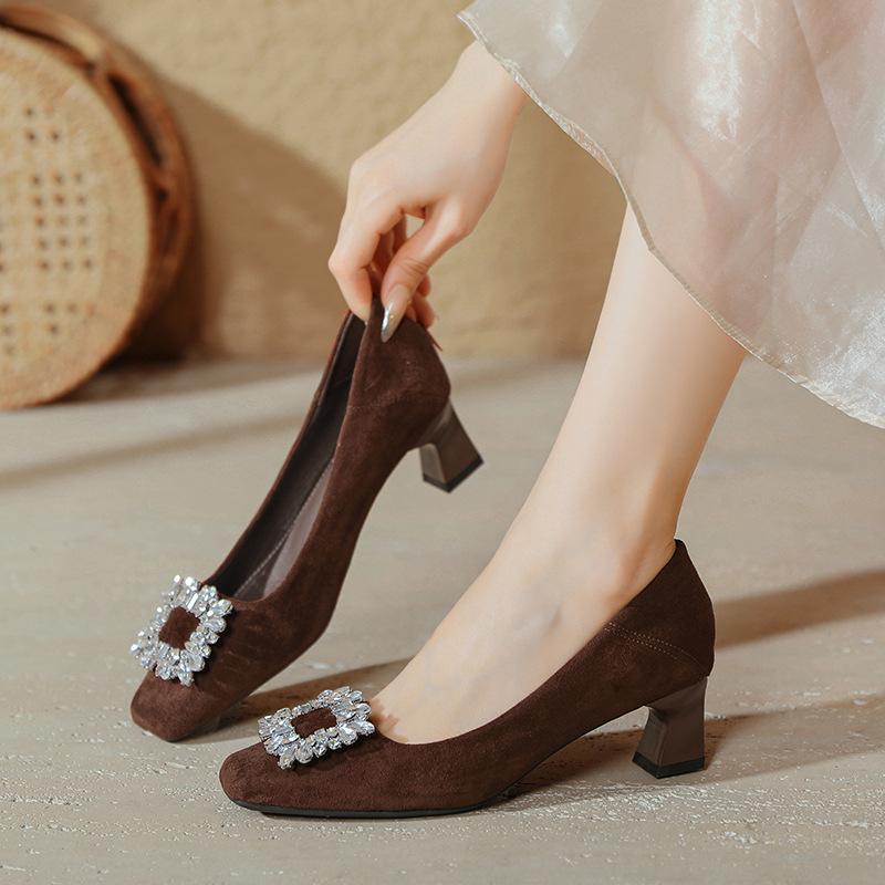 Thick heel single shoes new women s shoes suede temperament medium heel rhinestone square buckle square head high heels 40 темно-коричневого кольору
Thick heel single shoes new women s shoes suede temperament medium heel rhinestone square buckle square head high heels 40 темно-коричневого кольору