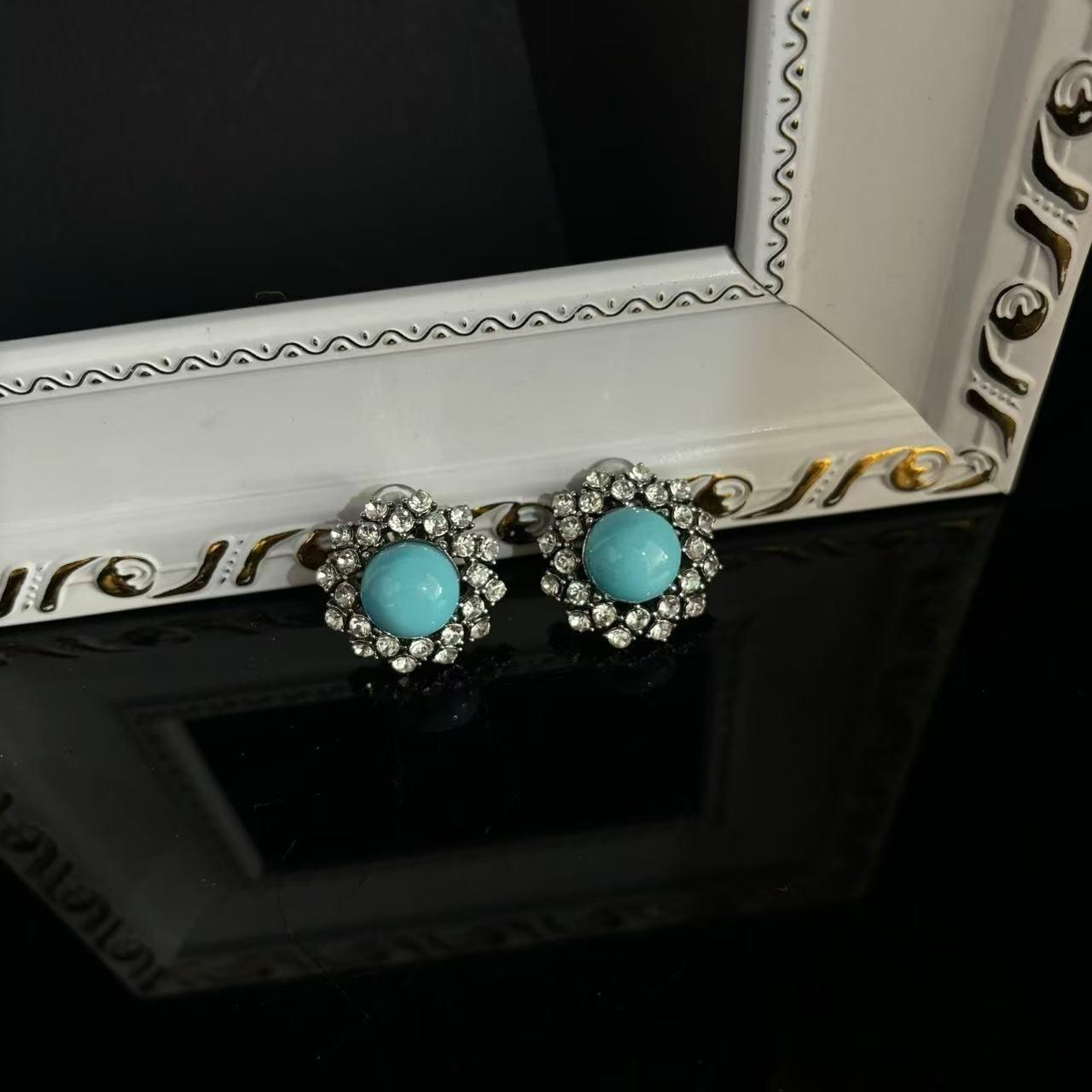 Exquisite And Simple Sunflower Blue Stone Densely Inlaid Diamond Earrings, Fresh And High-End Personalized Design Niche Earrings
Exquisite And Simple Sunflower Blue Stone Densely Inlaid Diamond Earrings, Fresh And High-End Personalized Design Niche Earrings