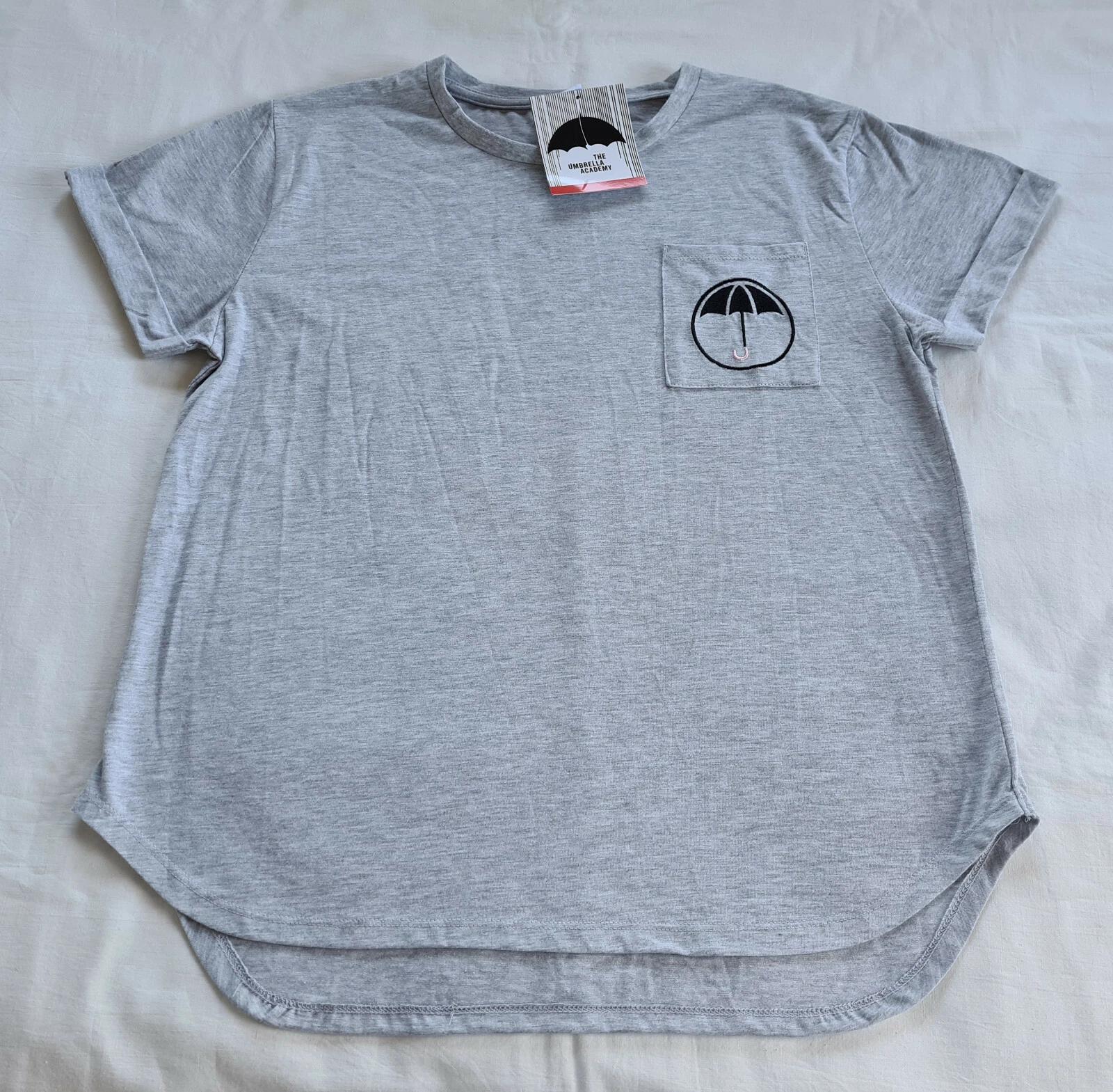 The Umbrella Academy Ladies Grey Embroidered Short Sleeve T Shirt Size 3XL New S
The Umbrella Academy Ladies Grey Embroidered Short Sleeve T Shirt Size 3XL New S