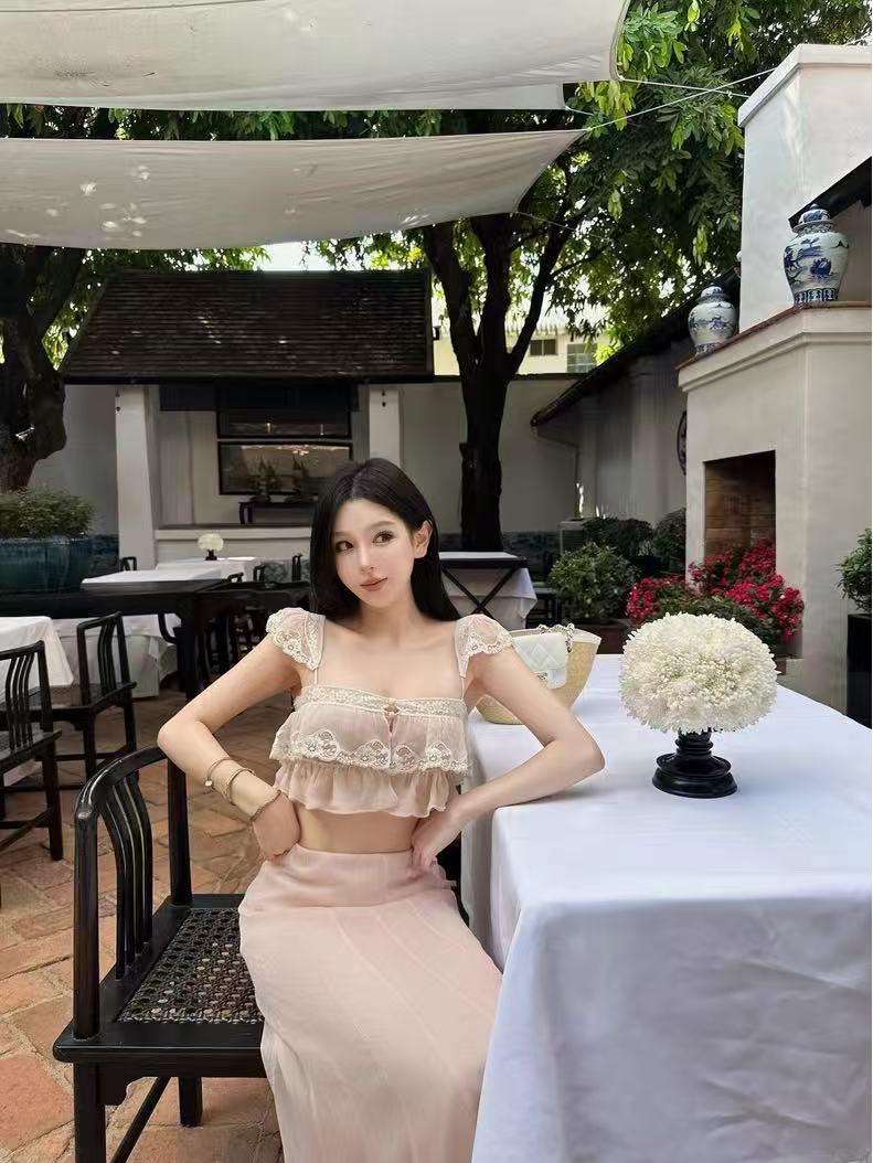 Ch0*e 2026 Spring Pink Chiffon Lace Ruffle Flutter-Sleeve Top & French Style Skirt Set for Women S
Ch0*e 2026 Spring Pink Chiffon Lace Ruffle Flutter-Sleeve Top & French Style Skirt Set for Women S