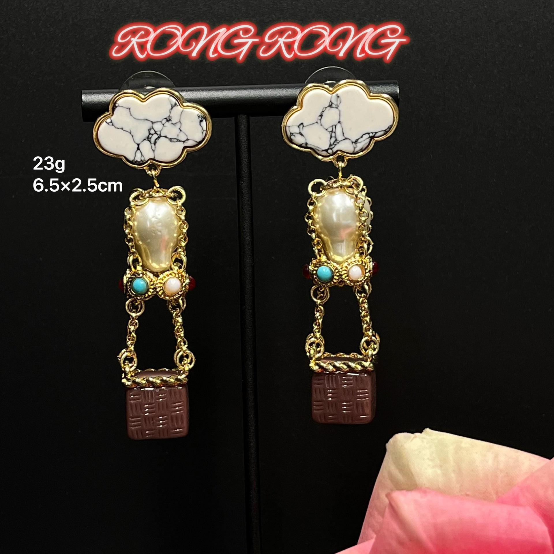 Middle Aged Earrings High Quality Small Fragrance Wind Cloud Pearl Hot Air Balloon Light Luxury Exquisite Vintage
Middle Aged Earrings High Quality Small Fragrance Wind Cloud Pearl Hot Air Balloon Light Luxury Exquisite Vintage