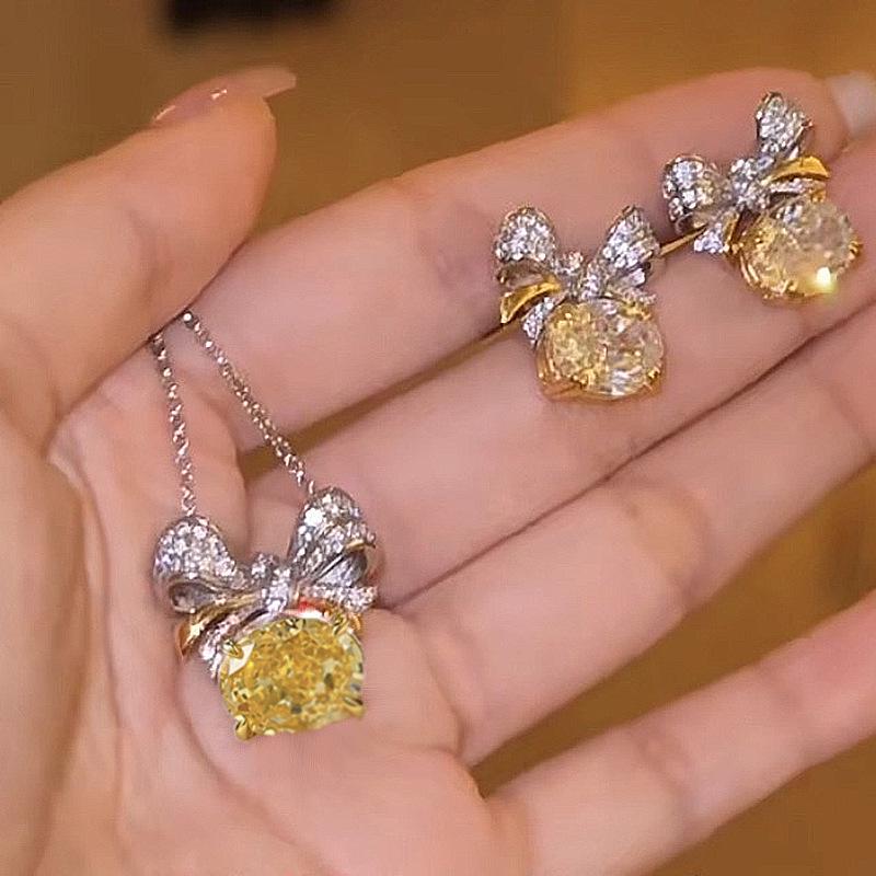 Longlong Gold S925 Silver Bow Pendant Necklace with High Carbon Yellow Diamond Ice Flower Cut 7*9mm - European & American Style. 925 Silver
Longlong Gold S925 Silver Bow Pendant Necklace with High Carbon Yellow Diamond Ice Flower Cut 7*9mm - European & American Style. 925 Silver
