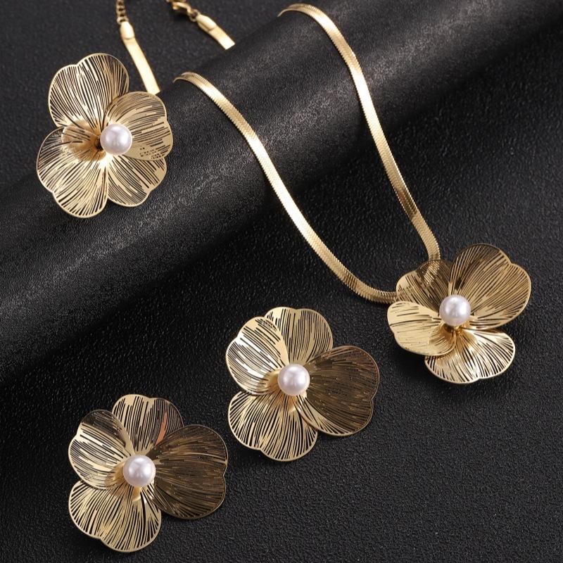 Exaggerated Four Leaf Flower Pearl Necklace, Female Niche Ring, Earring, Three Piece Set of Jewelry
Exaggerated Four Leaf Flower Pearl Necklace, Female Niche Ring, Earring, Three Piece Set of Jewelry