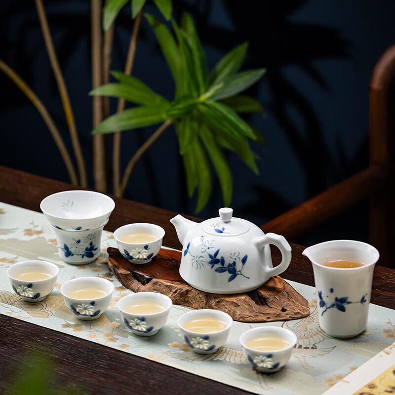 Jingdezhen Blue and White Linglong Ceramic Tea Set
Jingdezhen Blue and White Linglong Ceramic Tea Set