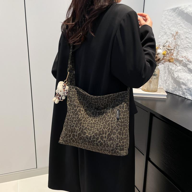Popular leopard print bag large-capacity women s bag canvas bag women s shoulder messenger bag women s commuter versatile bag 29.5*6.5*27
Popular leopard print bag large-capacity women s bag canvas bag women s shoulder messenger bag women s commuter versatile bag 29.5*6.5*27