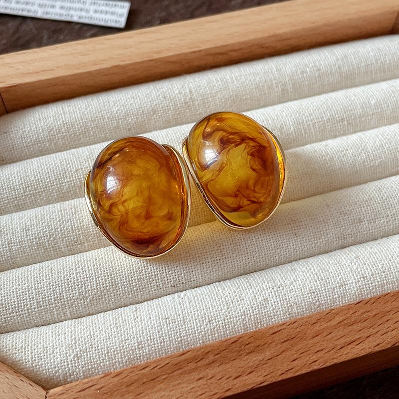 Silver needle rendering resin geometric stud earrings Hong Kong style retro high-end temperament earrings simple new autumn and winter jewelry women
Silver needle rendering resin geometric stud earrings Hong Kong style retro high-end temperament earrings simple new autumn and winter jewelry women