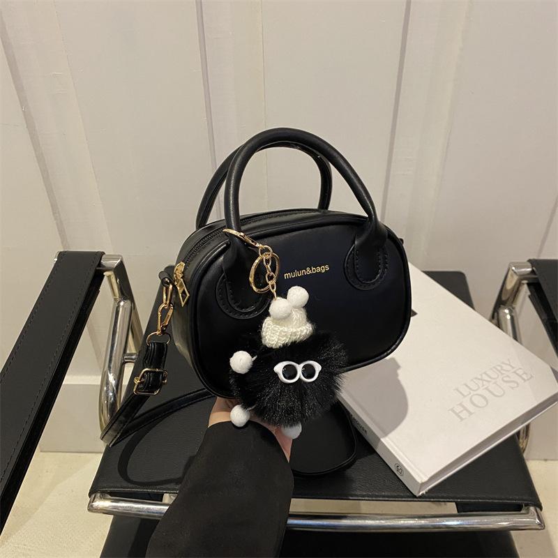 New bag women s 2025 popular high-end spring summer fashion versatile shoulder messenger bag portable small square bag
New bag women s 2025 popular high-end spring summer fashion versatile shoulder messenger bag portable small square bag