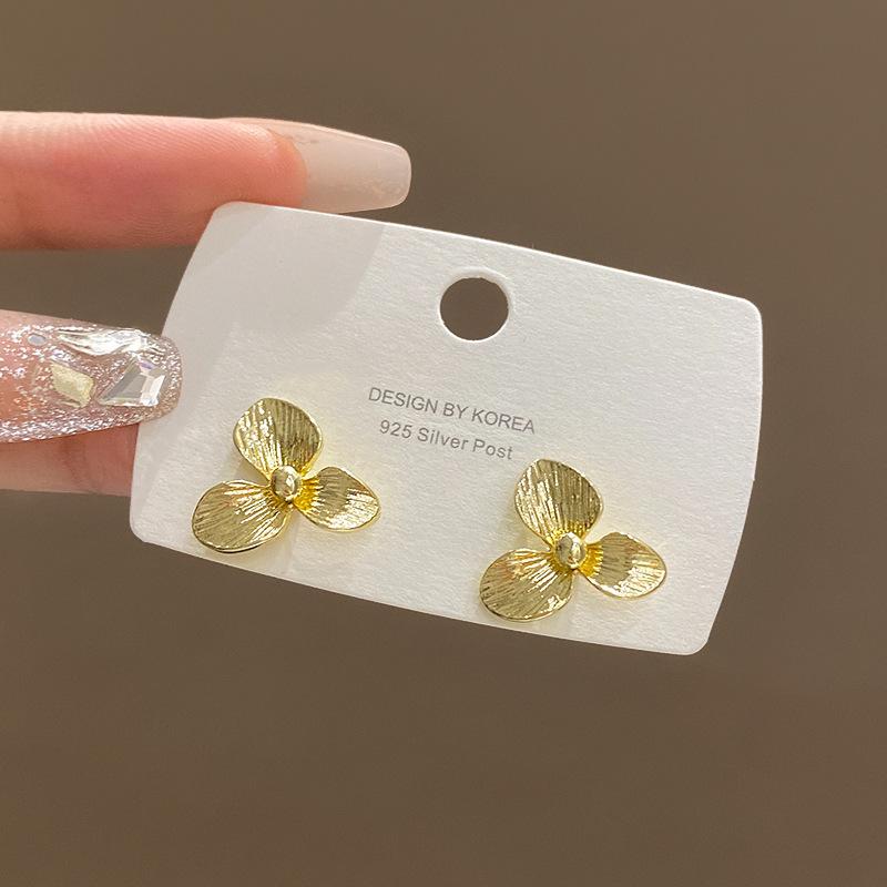 Cold wind metal flower earrings women s light luxury niche versatile high-end stud earrings retro temperament new ear jewelry
Cold wind metal flower earrings women s light luxury niche versatile high-end stud earrings retro temperament new ear jewelry