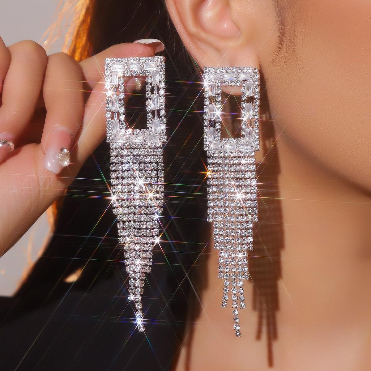High-end gorgeous shiny rhinestone earrings
High-end gorgeous shiny rhinestone earrings