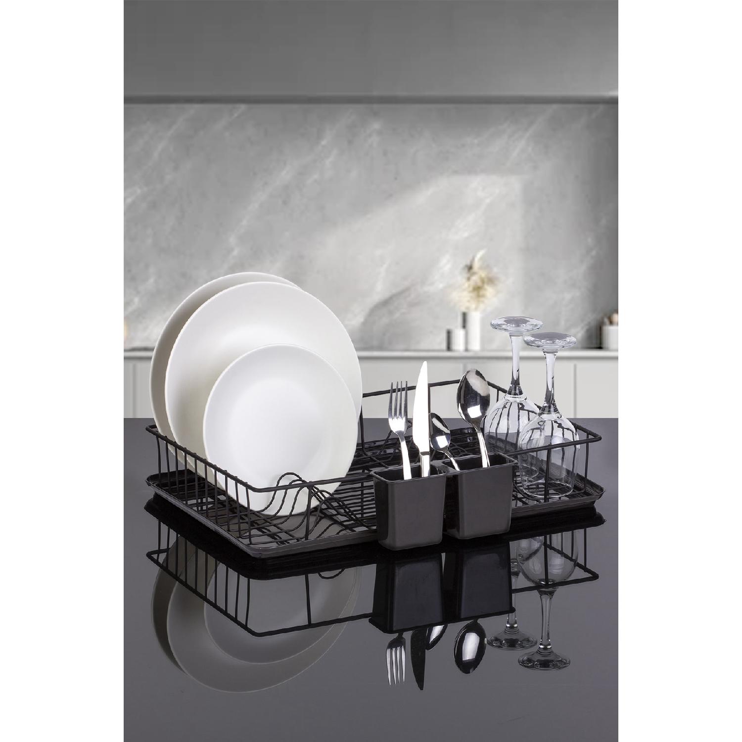 Черная полка для посуды
Черная полка для посуды