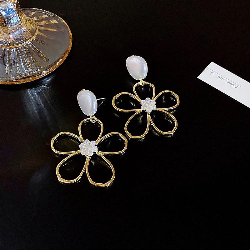 New Hong Kong style simple hollow flower pearl celebrity atmospheric stud earrings fashion retro earrings women s trend
New Hong Kong style simple hollow flower pearl celebrity atmospheric stud earrings fashion retro earrings women s trend