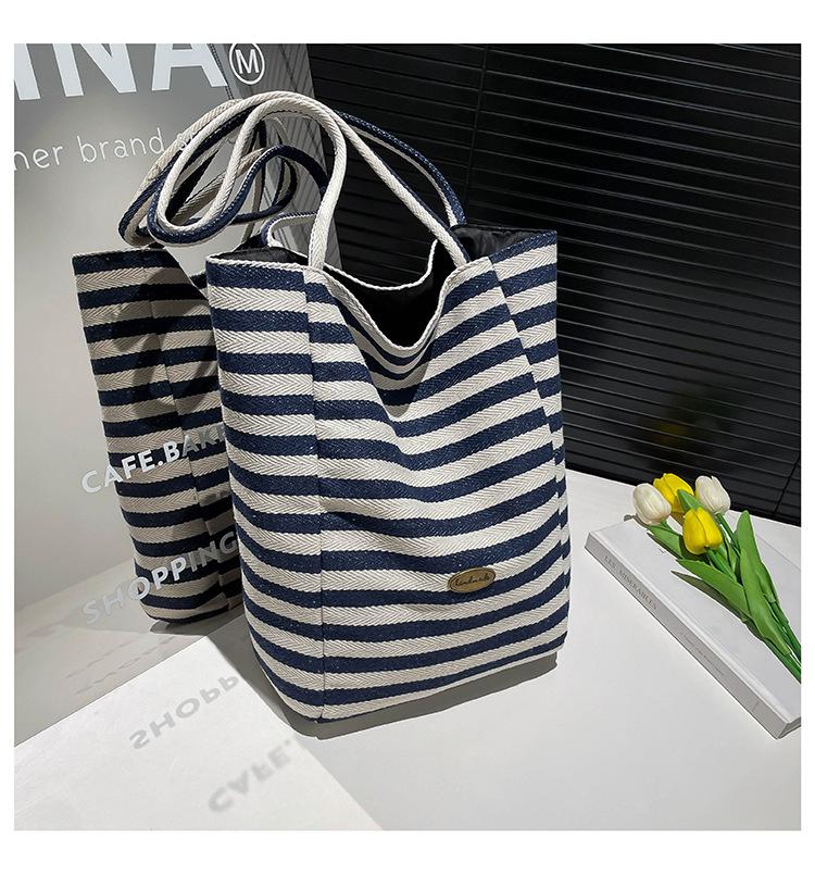 Velvet contrasting color design canvas fresh two sides large capacity summer new women s underarm shoulder tote bag темно-синього кольору
Velvet contrasting color design canvas fresh two sides large capacity summer new women s underarm shoulder tote bag темно-синього кольору