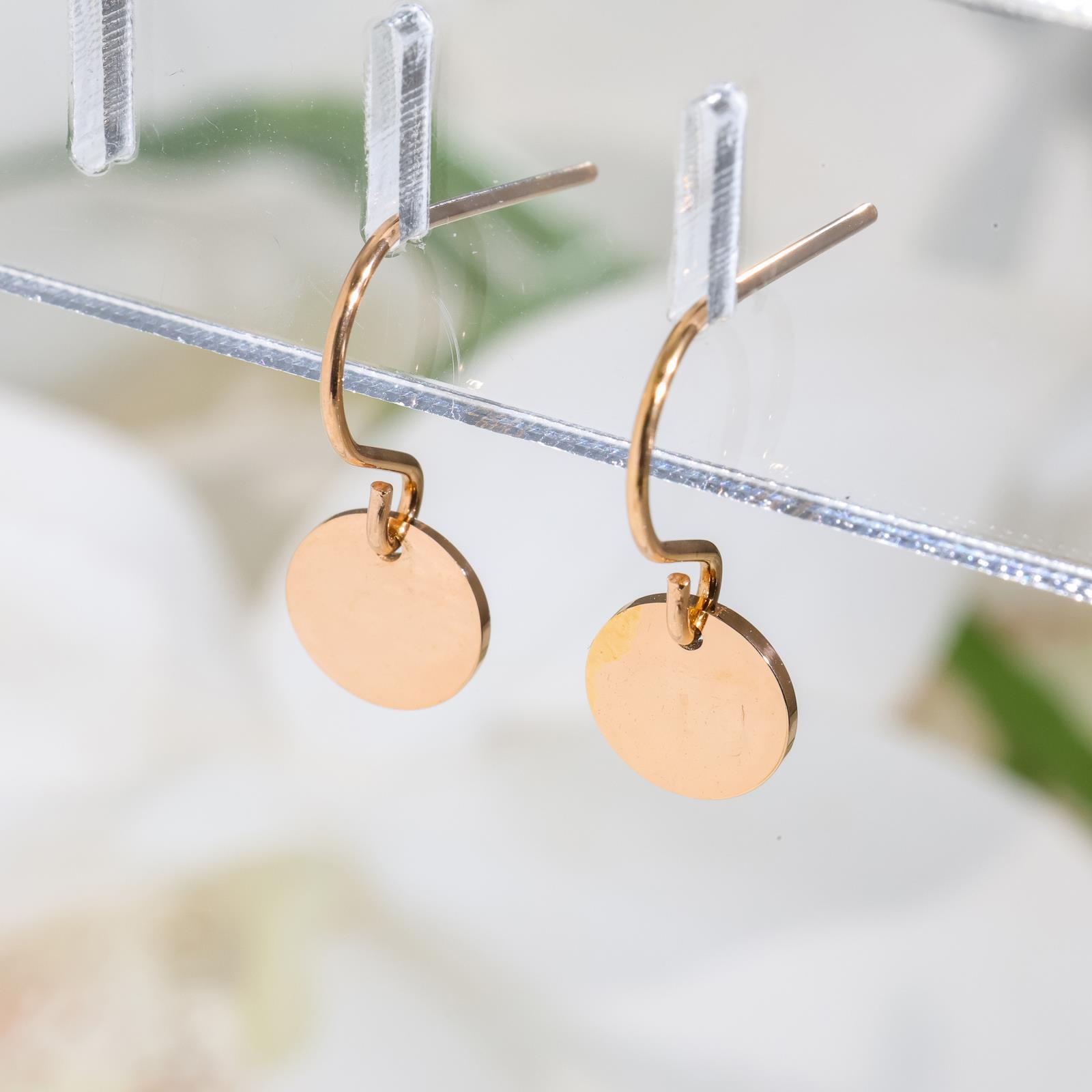 Original simple wind matte gold pieces niche plated 18k gold earrings temperament stainless steel ear hook color retention women
Original simple wind matte gold pieces niche plated 18k gold earrings temperament stainless steel ear hook color retention women