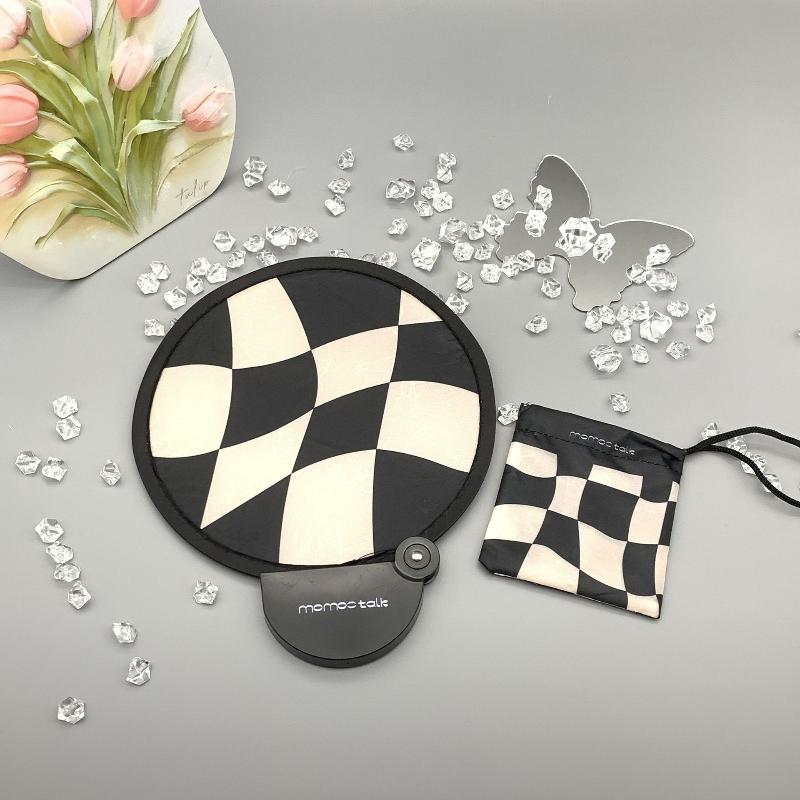 Портативный ручной складной веер с сумкой для хранения, компактный и портативный, подходит для активного отдыха летом
Портативный ручной складной веер с сумкой для хранения, компактный и портативный, подходит для активного отдыха летом