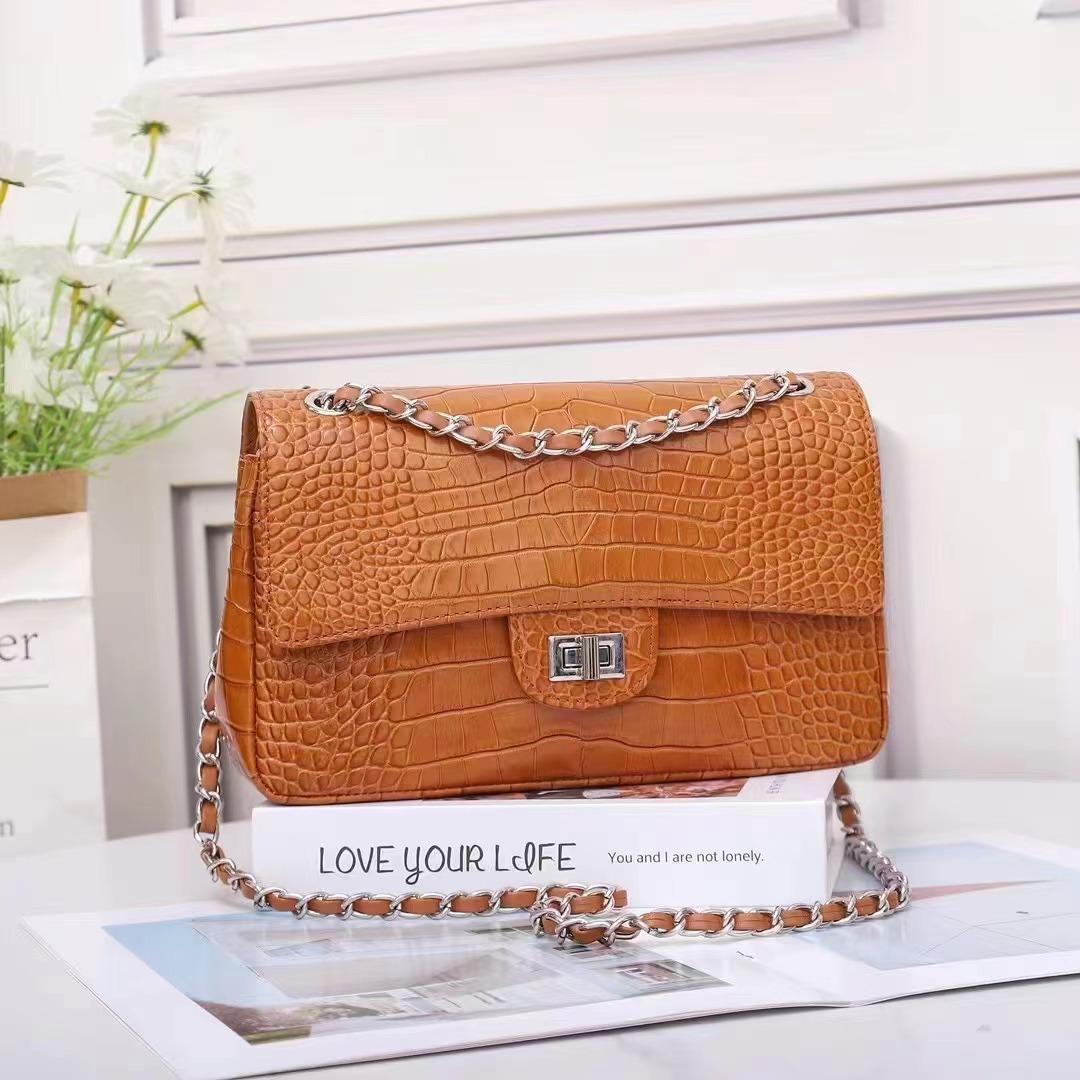 New leather snake pattern armpit bag, high-end sense small fragrant wind diamond chain bag, fashionable versatile shoulder messenger bag 26*7*17CM
New leather snake pattern armpit bag, high-end sense small fragrant wind diamond chain bag, fashionable versatile shoulder messenger bag 26*7*17CM