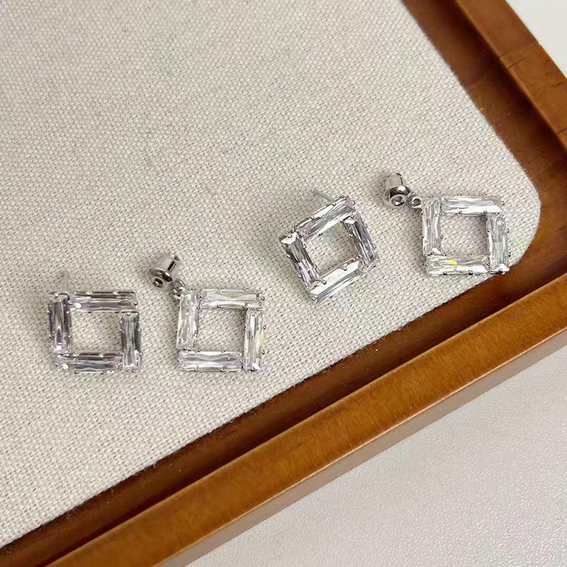 Korean Geometric Zircon Square Stud Earrings: Light Luxury Silver Needle, Hollow Design, Exquisite Temperament Jewelry білий
Korean Geometric Zircon Square Stud Earrings: Light Luxury Silver Needle, Hollow Design, Exquisite Temperament Jewelry білий