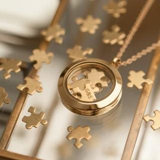 Fashion Personality Photo Box Pendant Air Design Transparent Clavicle Necklace Electroplating Gold Color Retention
Fashion Personality Photo Box Pendant Air Design Transparent Clavicle Necklace Electroplating Gold Color Retention