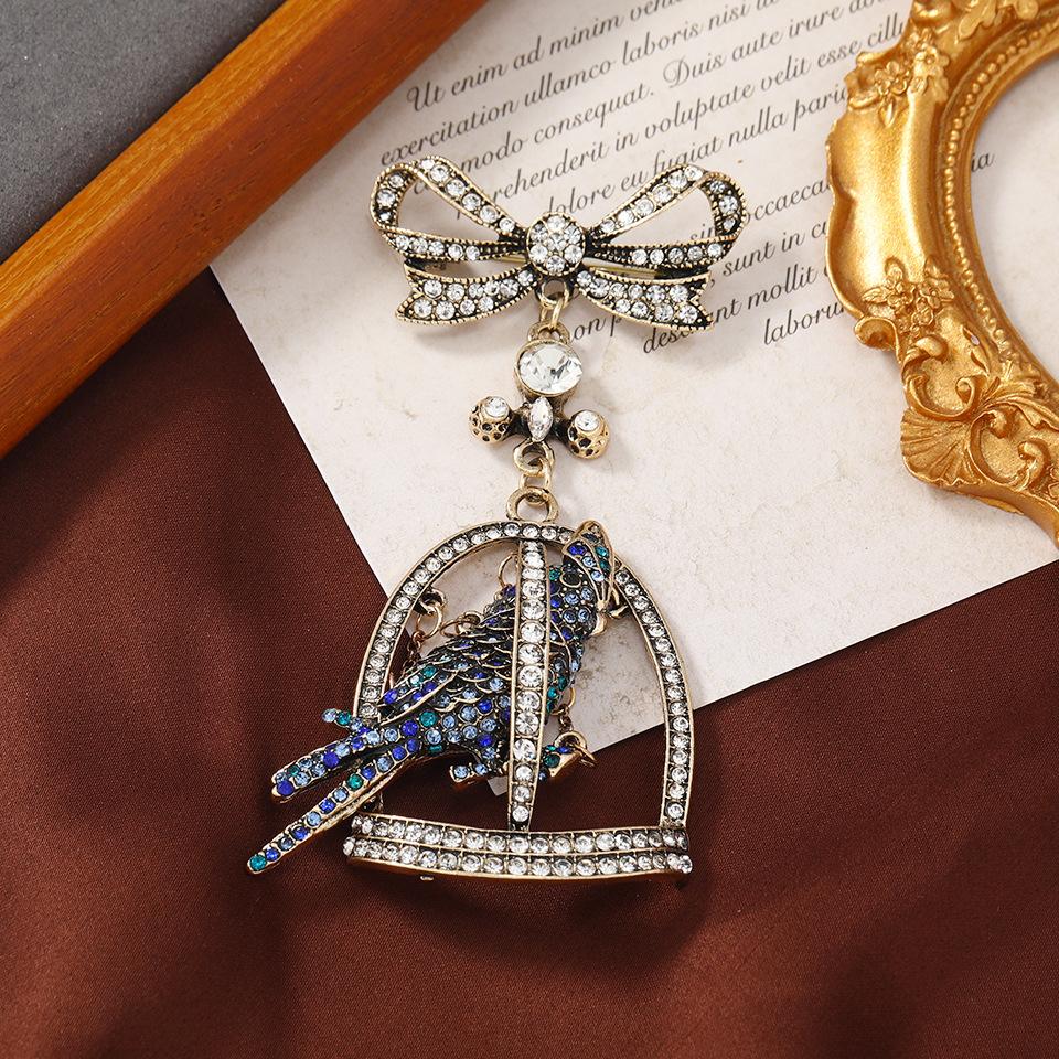 Creaive Vintage Full Crystal Bird Birdcage Pendant Brooches Pins For Women Lady Bow Retro Rhinestone Shiny Badges Jewelry
Creaive Vintage Full Crystal Bird Birdcage Pendant Brooches Pins For Women Lady Bow Retro Rhinestone Shiny Badges Jewelry