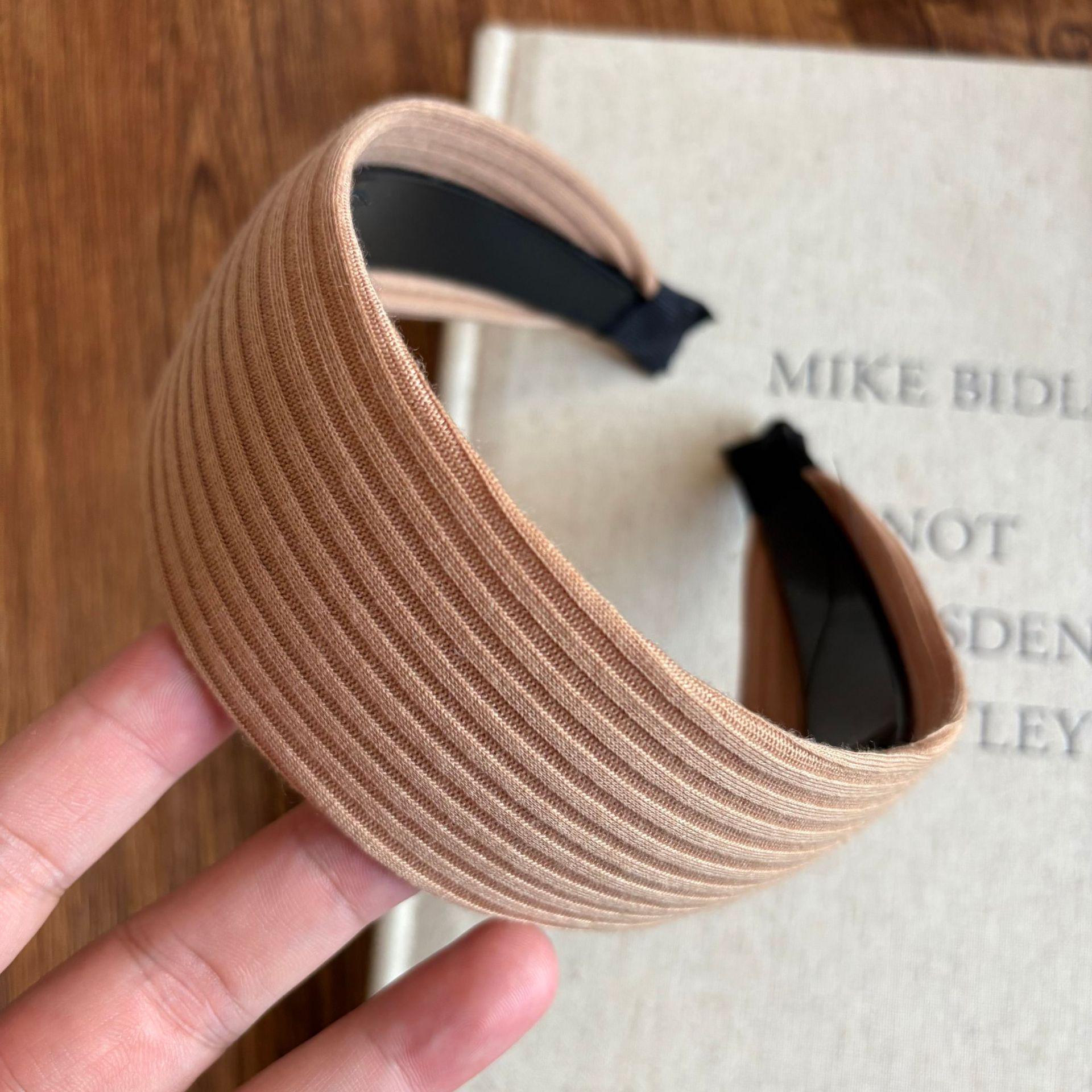 Influencer Retro Wide-Brimmed Hairband for Women, Autumn/Winter Daily Wear, High-End Hair Accessory.
Influencer Retro Wide-Brimmed Hairband for Women, Autumn/Winter Daily Wear, High-End Hair Accessory.