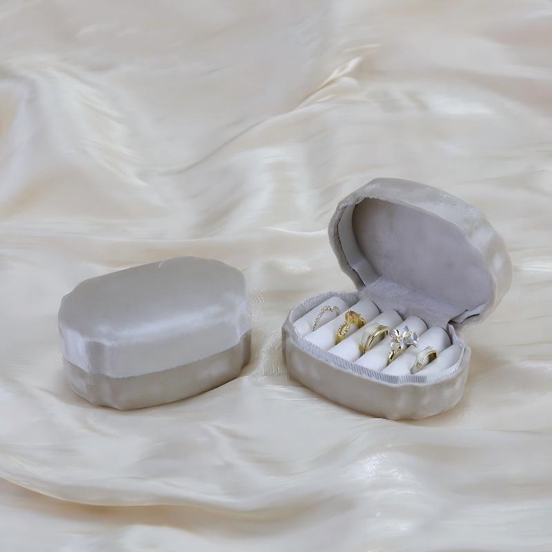 Корейская бархатная шкатулка для хранения ювелирных изделий с несколькими отделениями - Органайзер для колец и серег премиум-класса 9.5*6.5*5 cm шампанского
Корейская бархатная шкатулка для хранения ювелирных изделий с несколькими отделениями - Органайзер для колец и серег премиум-класса 9.5*6.5*5 cm шампанского