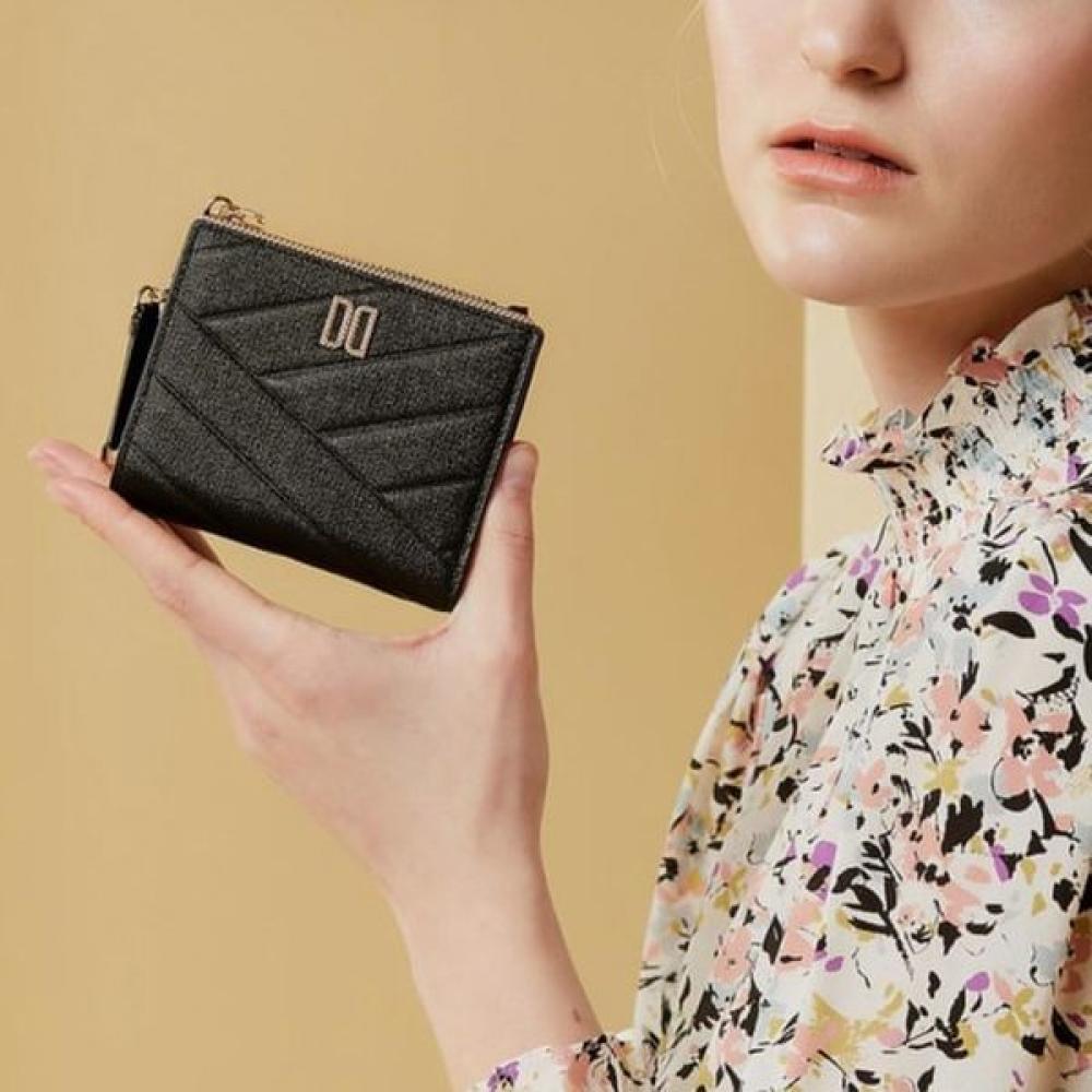 Daks Black Carlisle Pattern Gold Dd 2 Zip Wallet Dcwa4e417bk Single option
Daks Black Carlisle Pattern Gold Dd 2 Zip Wallet Dcwa4e417bk Single option