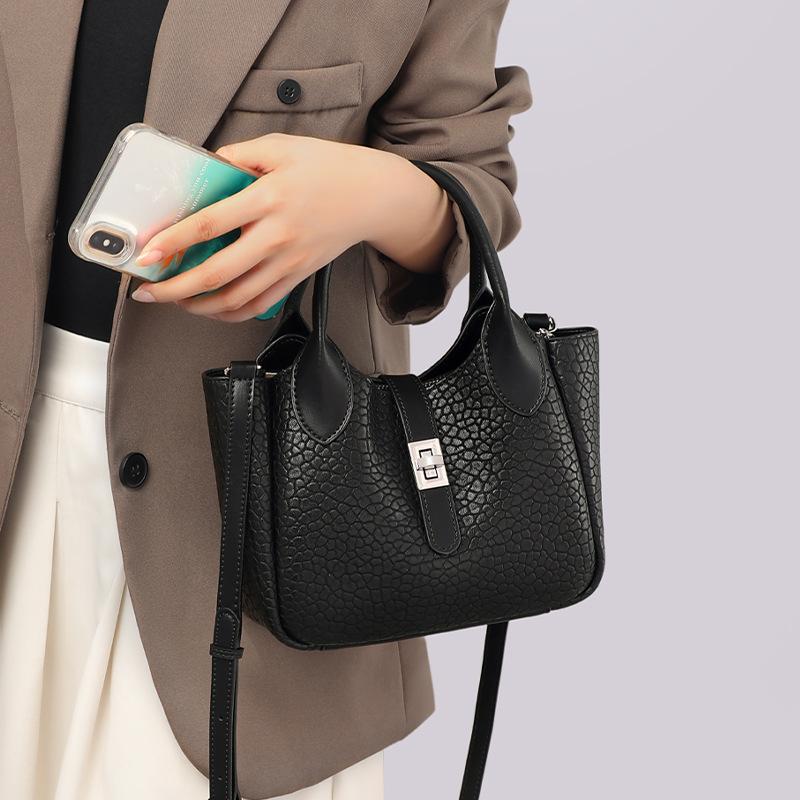 2025 New Women s Bag Autumn Winter Bucket Bag Handbag Commuting Fashion Versatile Simple Shoulder Crossbody Bag чорний
2025 New Women s Bag Autumn Winter Bucket Bag Handbag Commuting Fashion Versatile Simple Shoulder Crossbody Bag чорний