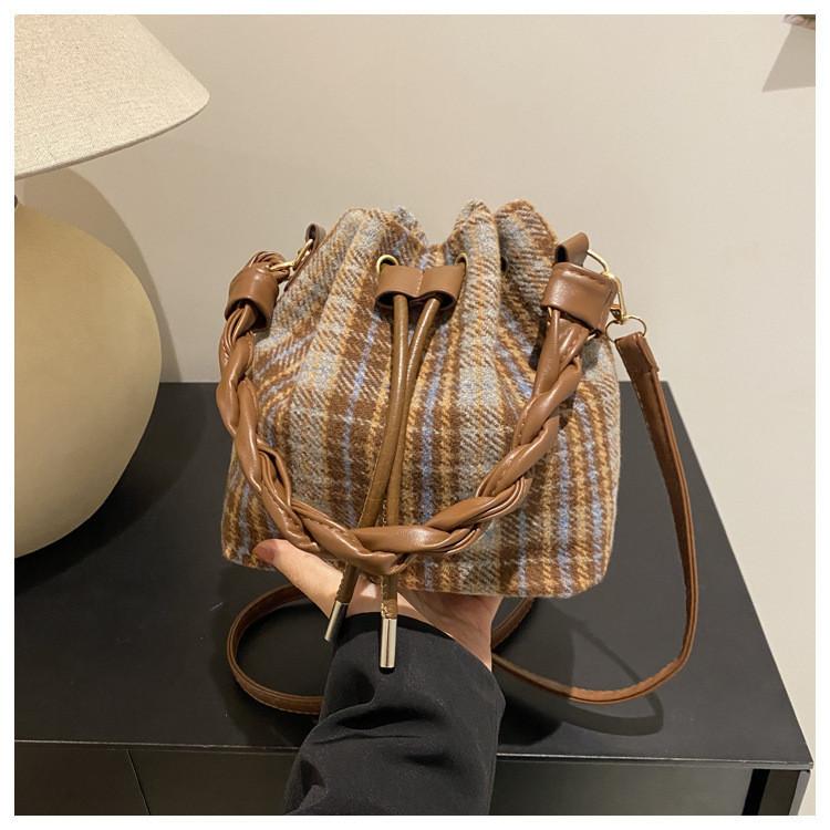 Fashionable Plaid Wool Bucket Bag Women s Bag 2024 Winter New Drawstring Shoulder Crossbody Bag коричневий
Fashionable Plaid Wool Bucket Bag Women s Bag 2024 Winter New Drawstring Shoulder Crossbody Bag коричневий