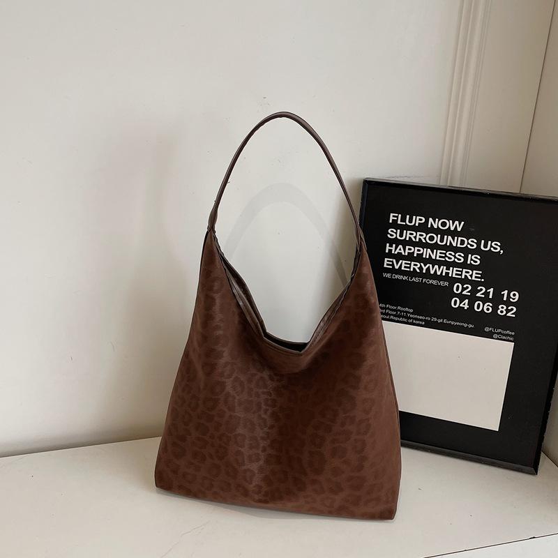 Retro simple fashion texture large capacity bag 2025 autumn new tote bag high value fashion shoulder bag
Retro simple fashion texture large capacity bag 2025 autumn new tote bag high value fashion shoulder bag