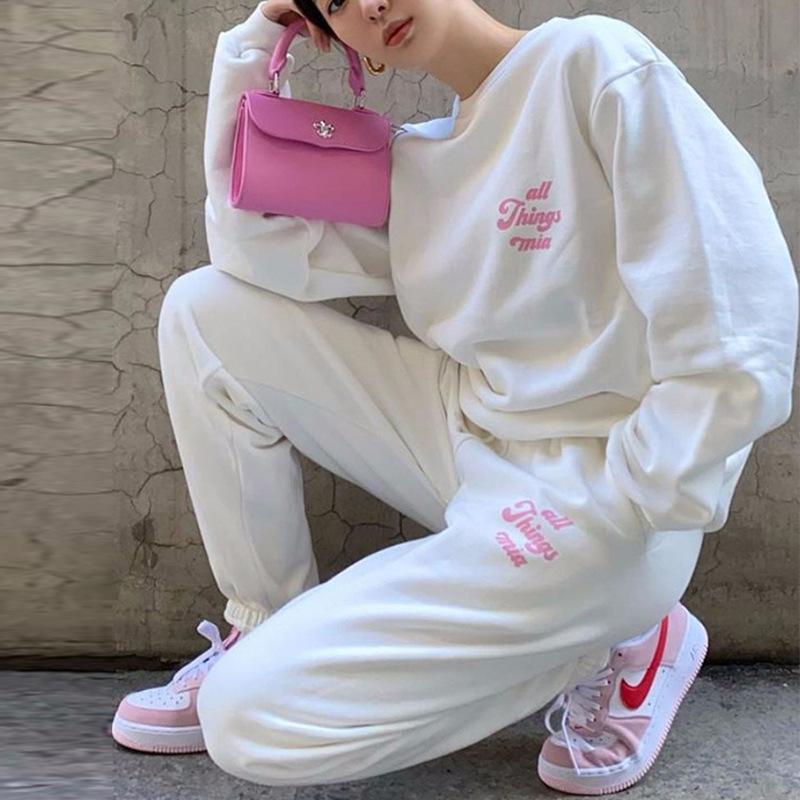 Fashionable Casual Sports Suit for Women in Spring, Autumn and Winter, Loose Sweatshirt Two-piece Set with Western Style XXL білий
Fashionable Casual Sports Suit for Women in Spring, Autumn and Winter, Loose Sweatshirt Two-piece Set with Western Style XXL білий