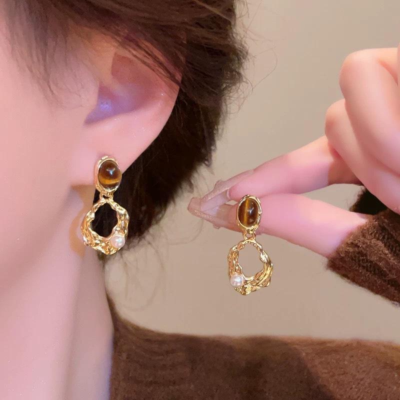 Niche light luxury pearl stud earrings women s retro Hong Kong style Maillard irregular earrings temperament advanced sense earrings earrings
Niche light luxury pearl stud earrings women s retro Hong Kong style Maillard irregular earrings temperament advanced sense earrings earrings