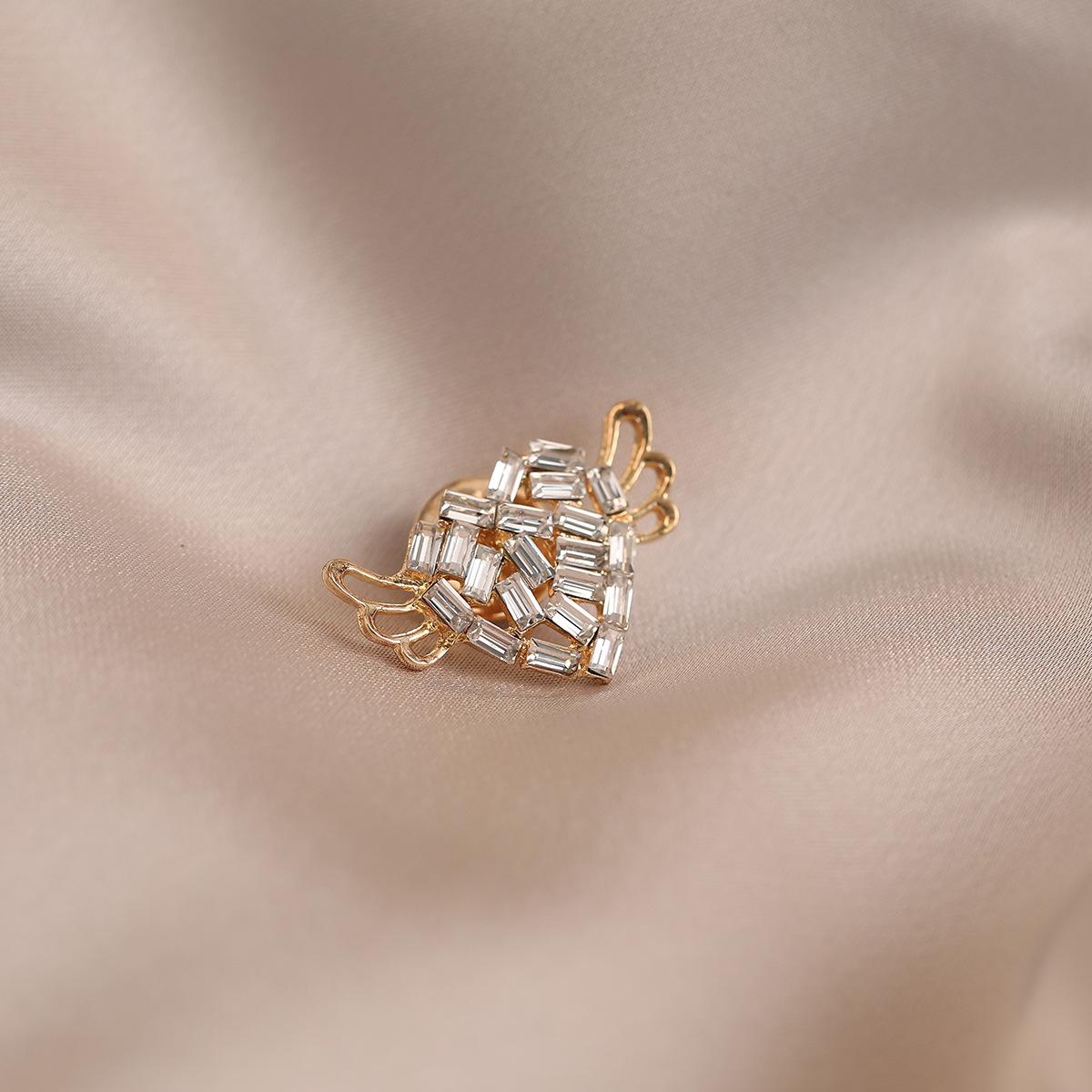 Love wing brooch, high-end sense, light luxury, high-end women s anti-light buckle, pin, simple brooch coat, collar pin accessories
Love wing brooch, high-end sense, light luxury, high-end women s anti-light buckle, pin, simple brooch coat, collar pin accessories