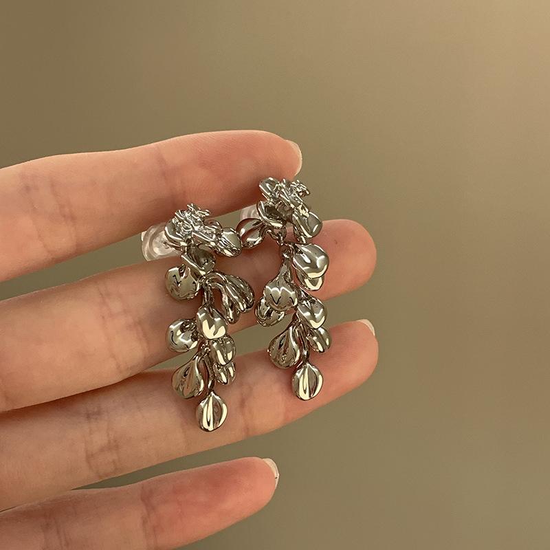 Flower branch silhouette~ French retro metal flower fringed earrings women s light luxury niche temperament stud earrings earrings ear clips
Flower branch silhouette~ French retro metal flower fringed earrings women s light luxury niche temperament stud earrings earrings ear clips