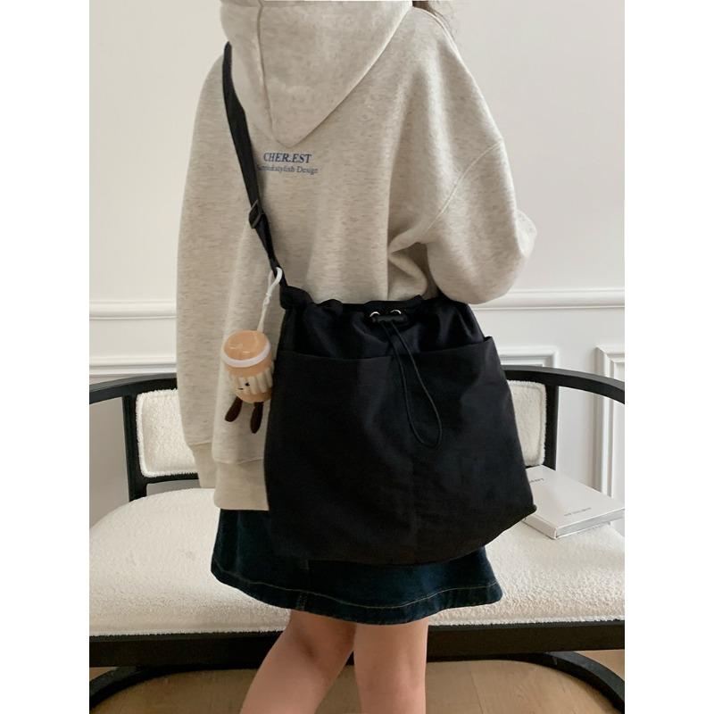 Повседневная большая сумка женская новая модная тканевая сумка сумка через плечо большая вместимость сумка-тоут классная сумка для поездок на работу сумка-мессенджер чёрный
Повседневная большая сумка женская новая модная тканевая сумка сумка через плечо большая вместимость сумка-тоут классная сумка для поездок на работу сумка-мессенджер чёрный