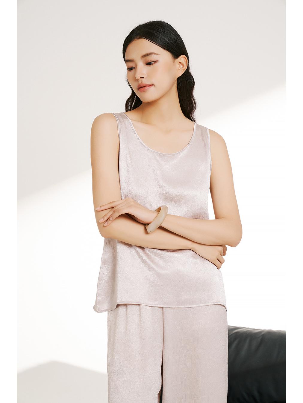 Women s Silk Camisole: Gold Foil Pleat, Sleeveless, Large Round Neck - Wearable as Outerwear or Inner Layer for a High-End Summer Look One size
Women s Silk Camisole: Gold Foil Pleat, Sleeveless, Large Round Neck - Wearable as Outerwear or Inner Layer for a High-End Summer Look One size