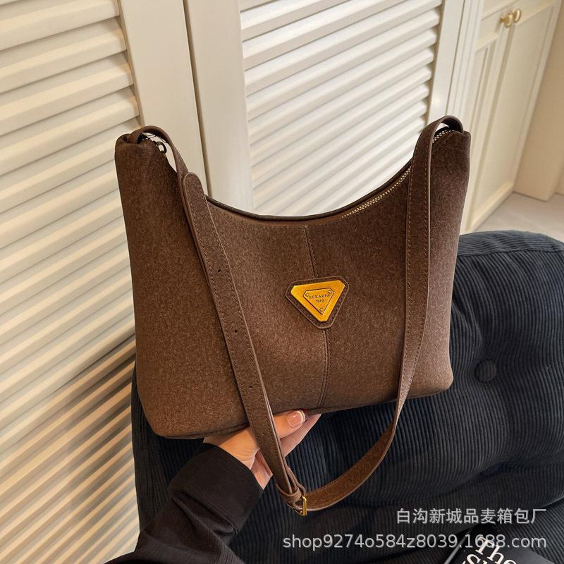 Simple retro underarm bag women s 2025 new casual shoulder messenger bag, high-end sense work commuter tote bag темно-коричневого кольору
Simple retro underarm bag women s 2025 new casual shoulder messenger bag, high-end sense work commuter tote bag темно-коричневого кольору