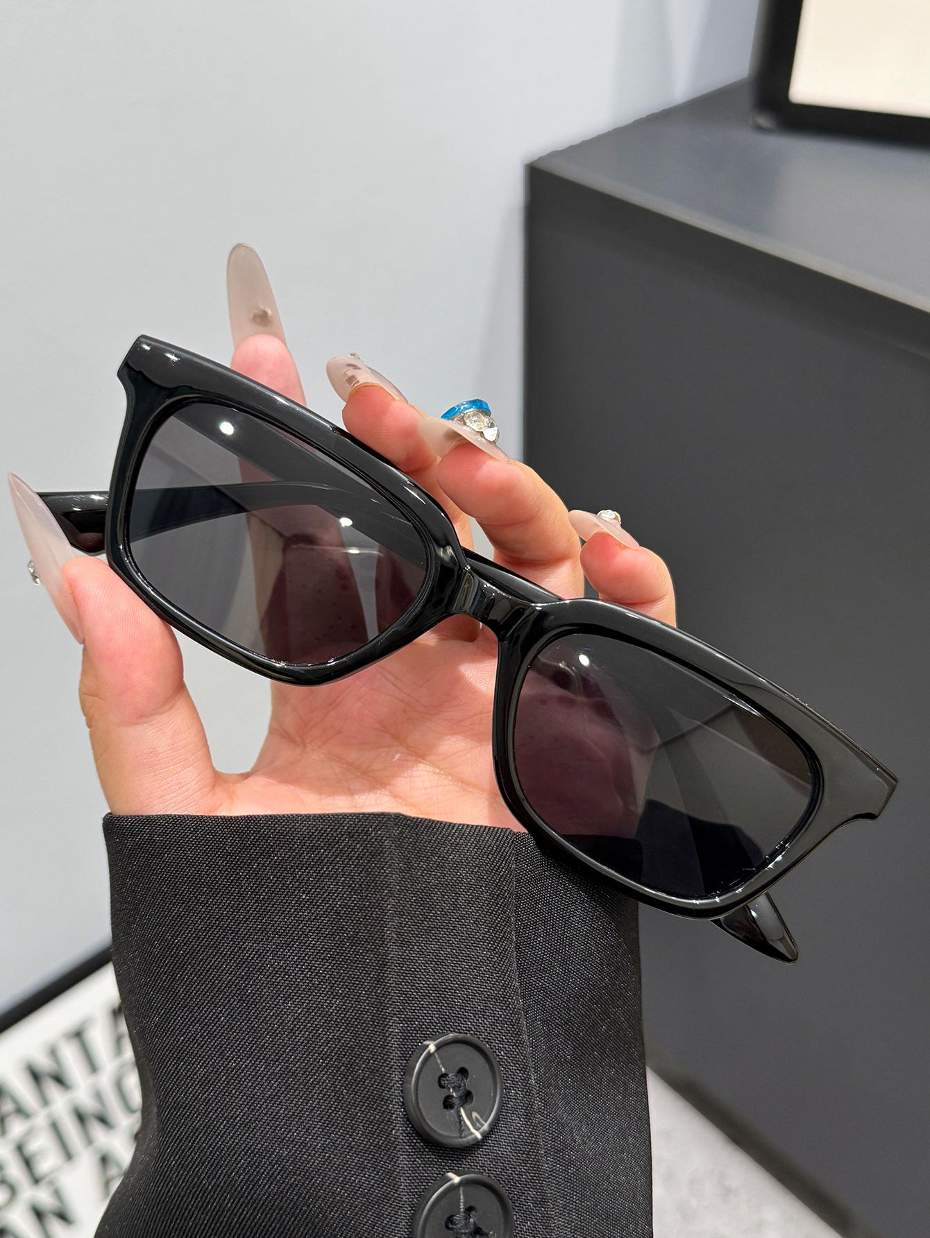 1Pc Classic Fashion Rectangular Frame Sunglasses Black and Tortoiseshell Two-Tone Options Available Fashion Accessories Party
1Pc Classic Fashion Rectangular Frame Sunglasses Black and Tortoiseshell Two-Tone Options Available Fashion Accessories Party