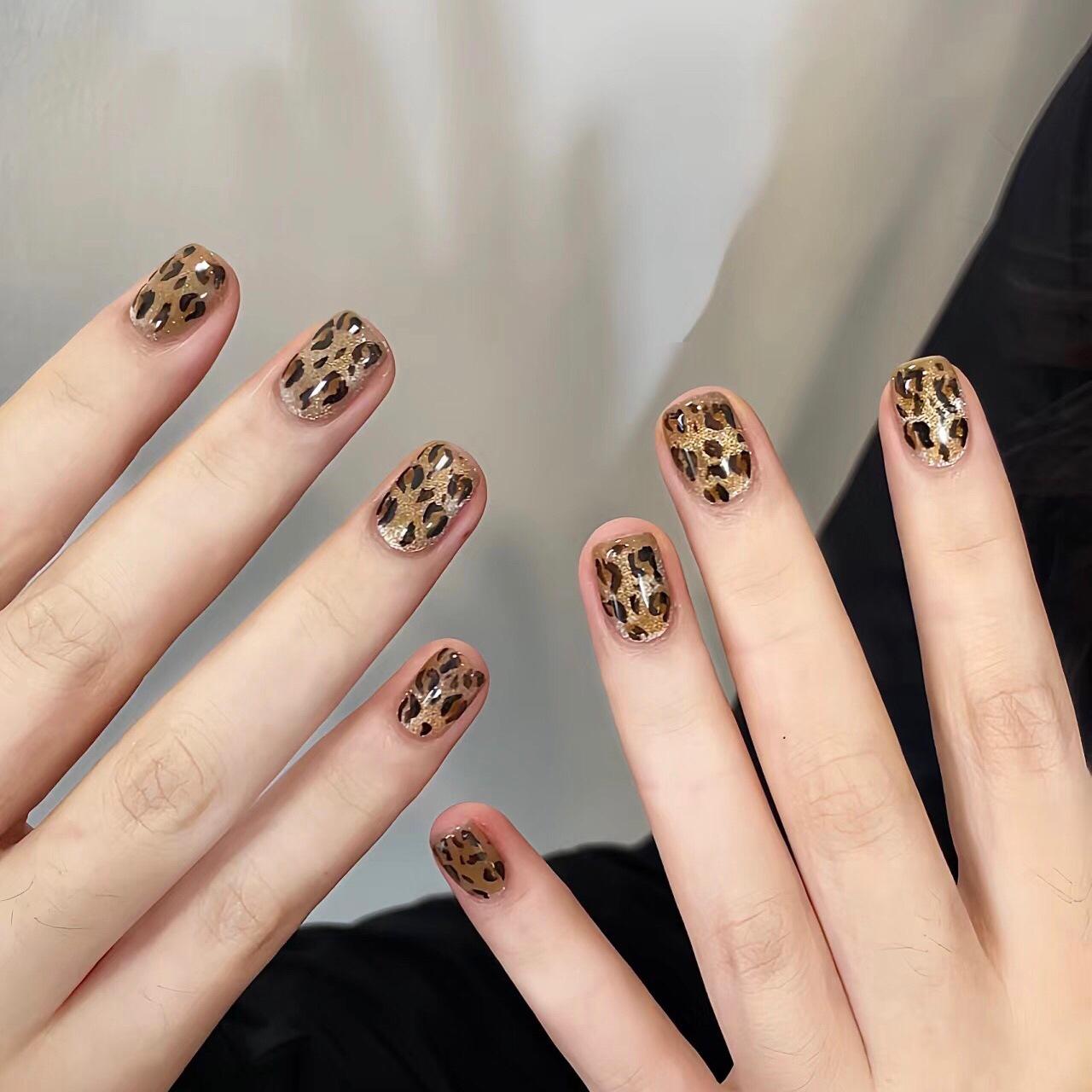 Wild Leopard Print Cat Eye Nails: Autumn/Winter Retro Brown Nail Art Patches, High-End Texture, Spicy Girl Style False Nails.
Wild Leopard Print Cat Eye Nails: Autumn/Winter Retro Brown Nail Art Patches, High-End Texture, Spicy Girl Style False Nails.